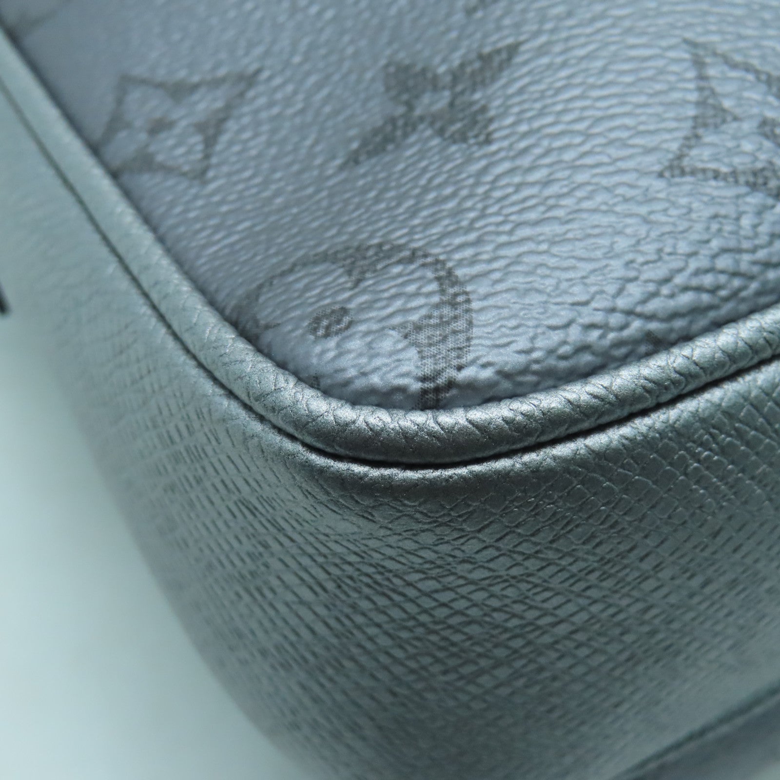 LOUIS VUITTON Taiga Outdoor Messenger銀扣肩背袋銀色