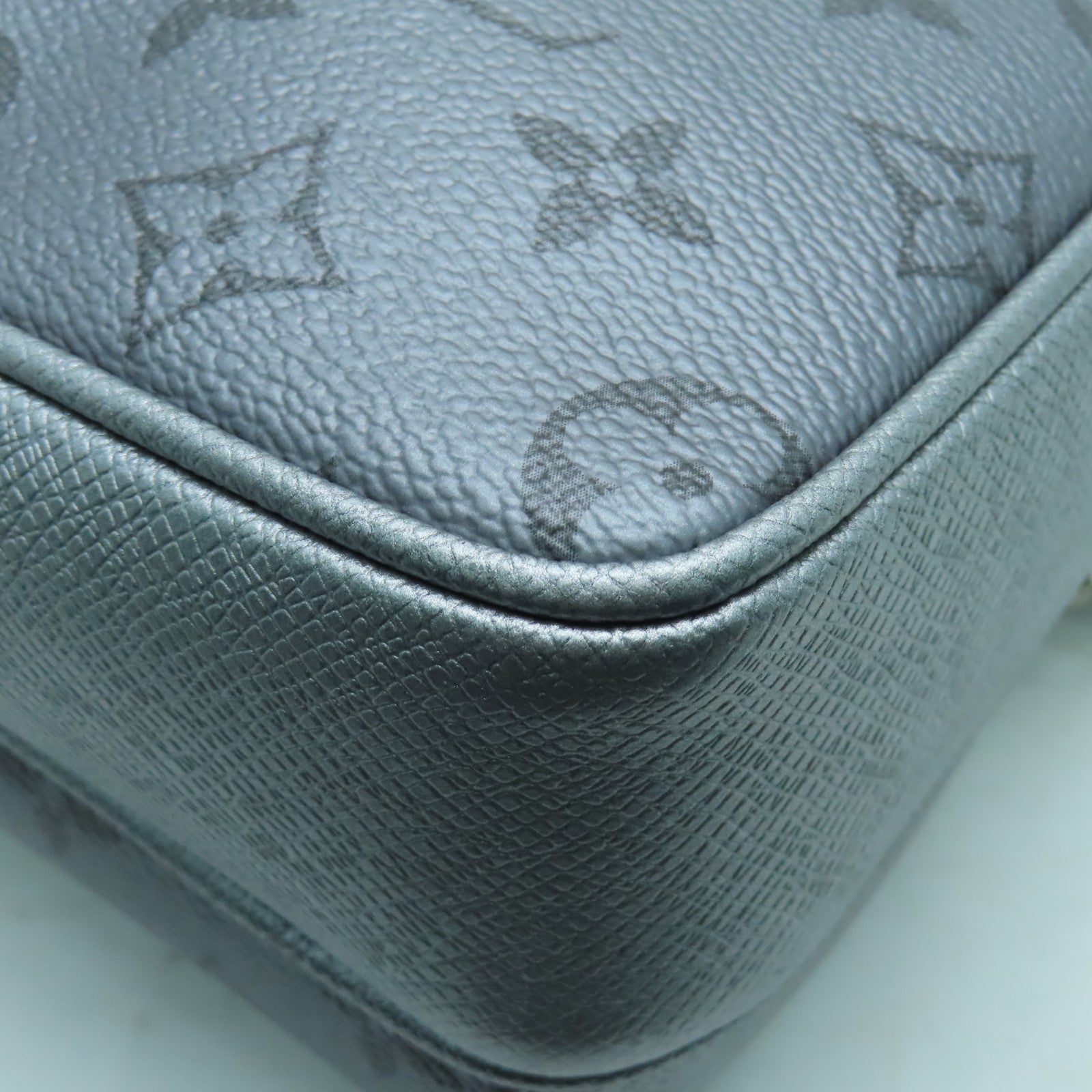 LOUIS VUITTON Taiga Outdoor Messenger銀扣肩背袋銀色