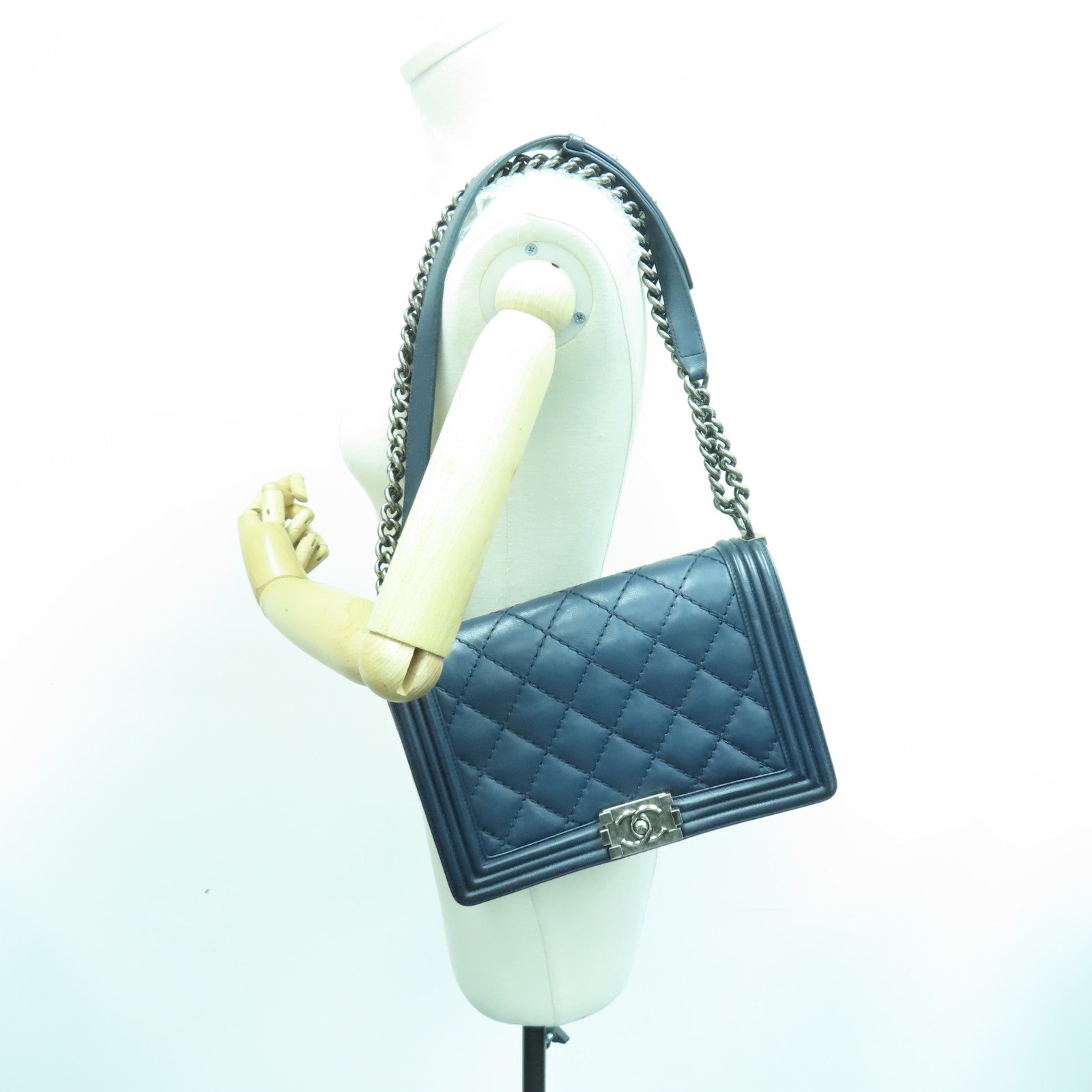 CHANEL rhombic cowhide leather Boy Chanel 28cm silver buckle chain shoulder bag dark blue