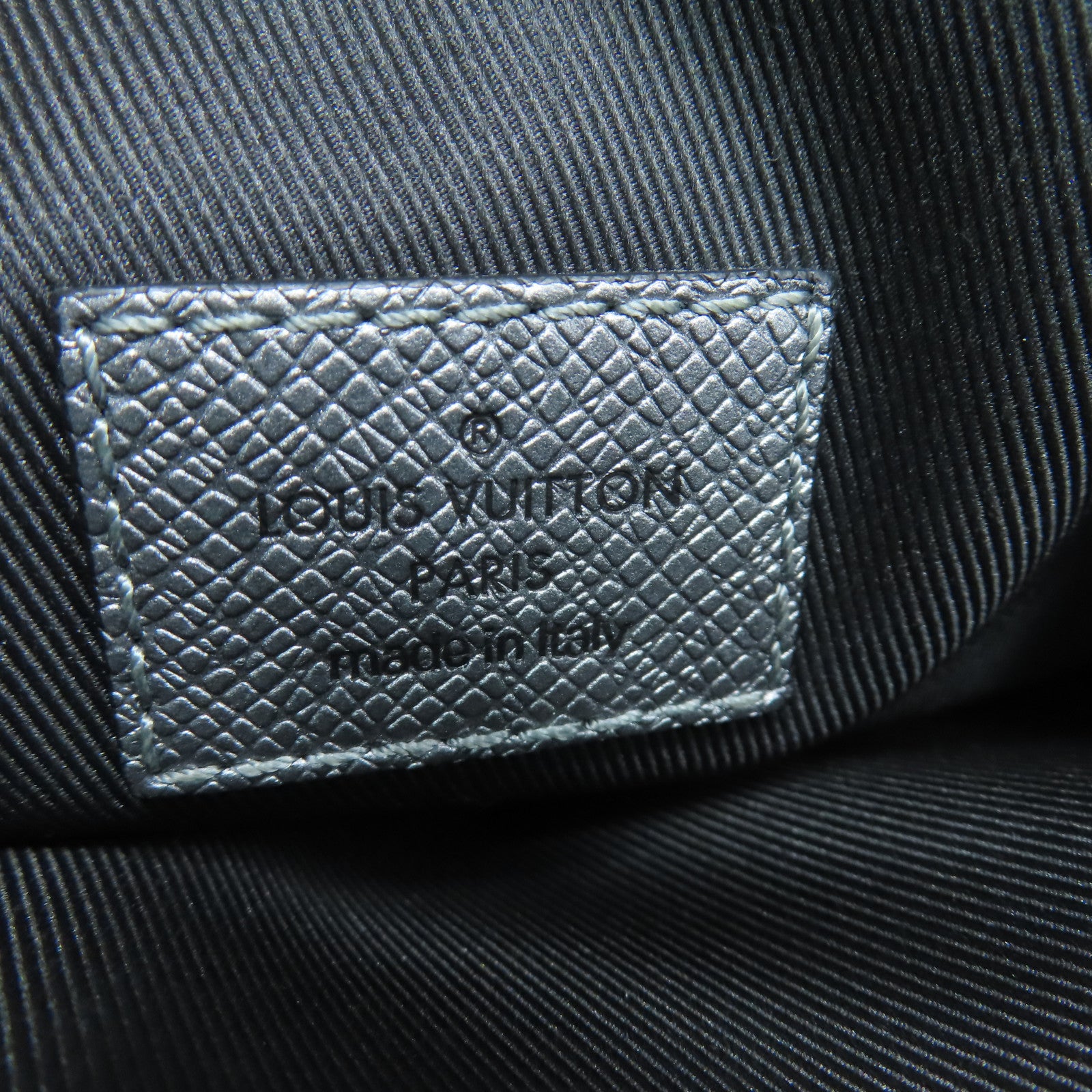 LOUIS VUITTON Taiga Outdoor Messenger銀扣肩背袋銀色