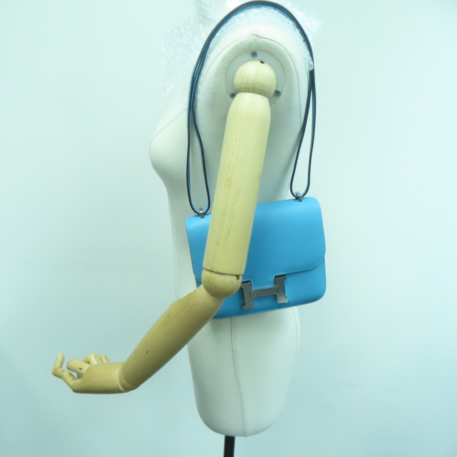 HERMES Swift皮革Constance Mini銀扣肩背袋Bleu Du Nord藍色
