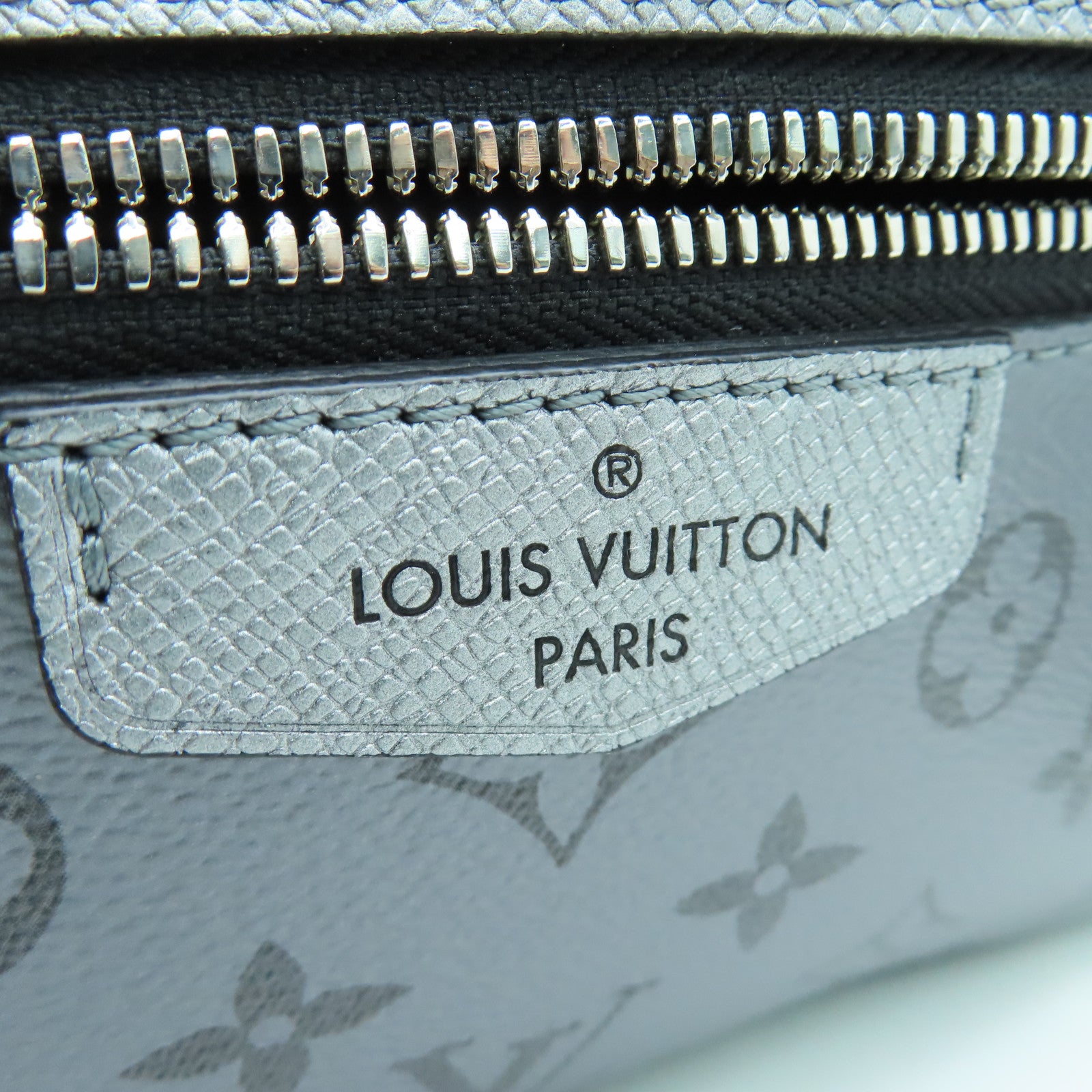LOUIS VUITTON Taiga Outdoor Messenger銀扣肩背袋銀色