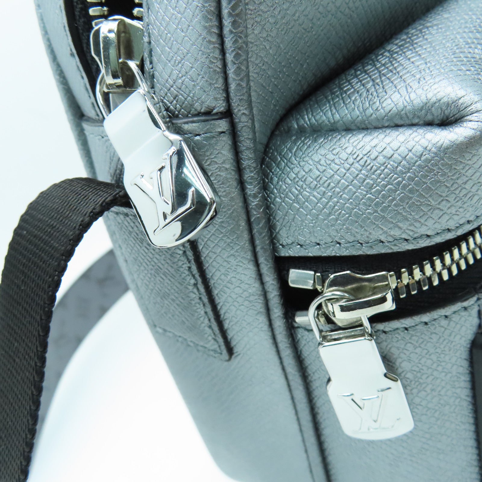 LOUIS VUITTON Taiga Outdoor Messenger銀扣肩背袋銀色