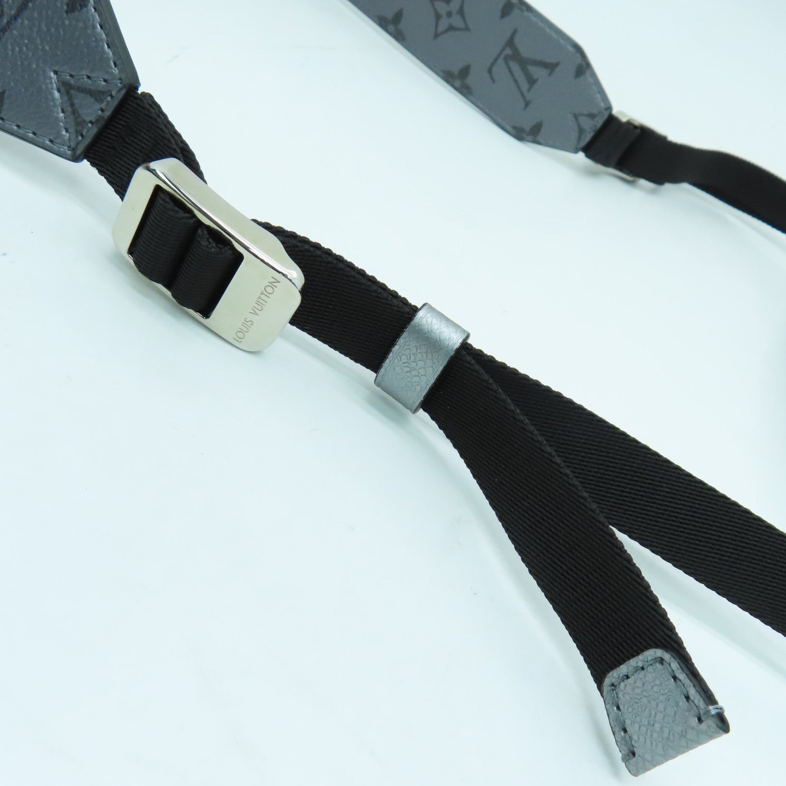 LOUIS VUITTON Taiga Outdoor Messenger銀扣肩背袋銀色