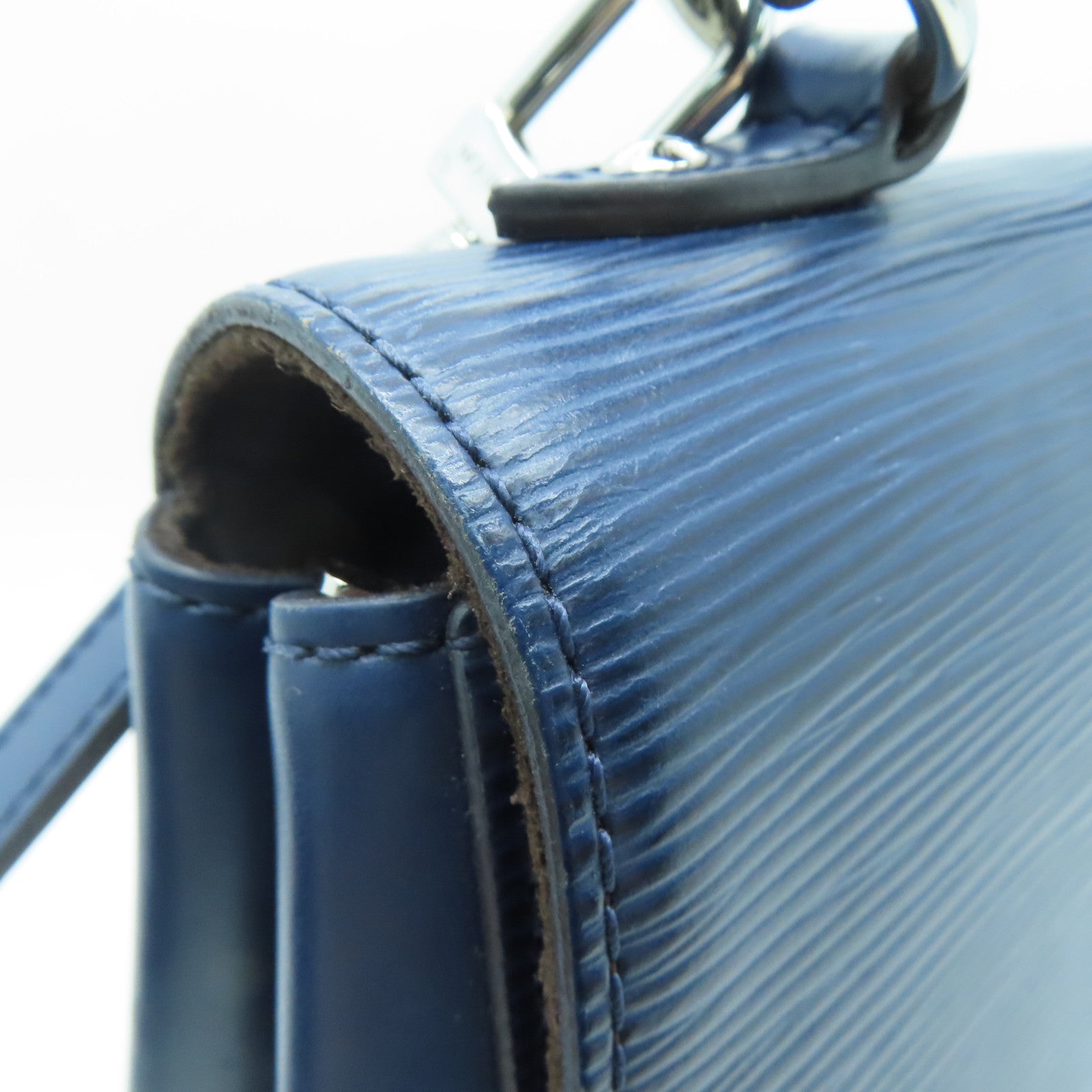LOUIS VUITTON [Sharp Discount] Epi Cluny MM Silver Buckle Chain Shoulder Bag Blue