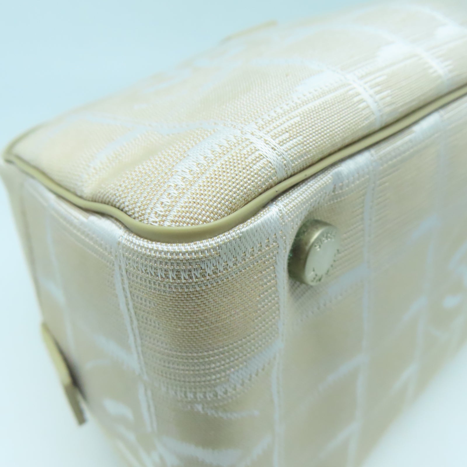 CHANEL 【激減優惠】尼龍New Travel Line銀扣手挽袋米色