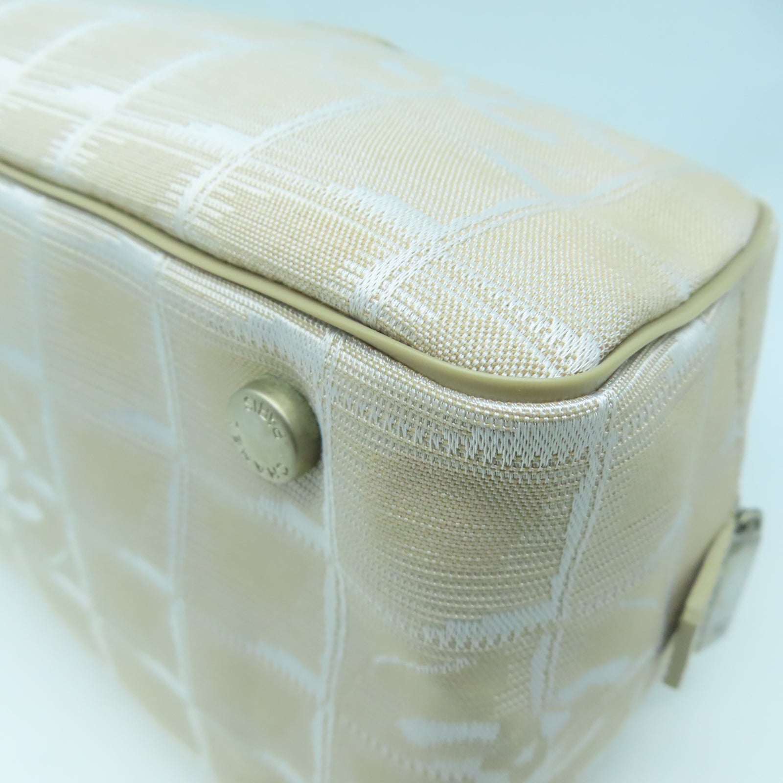 CHANEL 【激減優惠】尼龍New Travel Line銀扣手挽袋米色