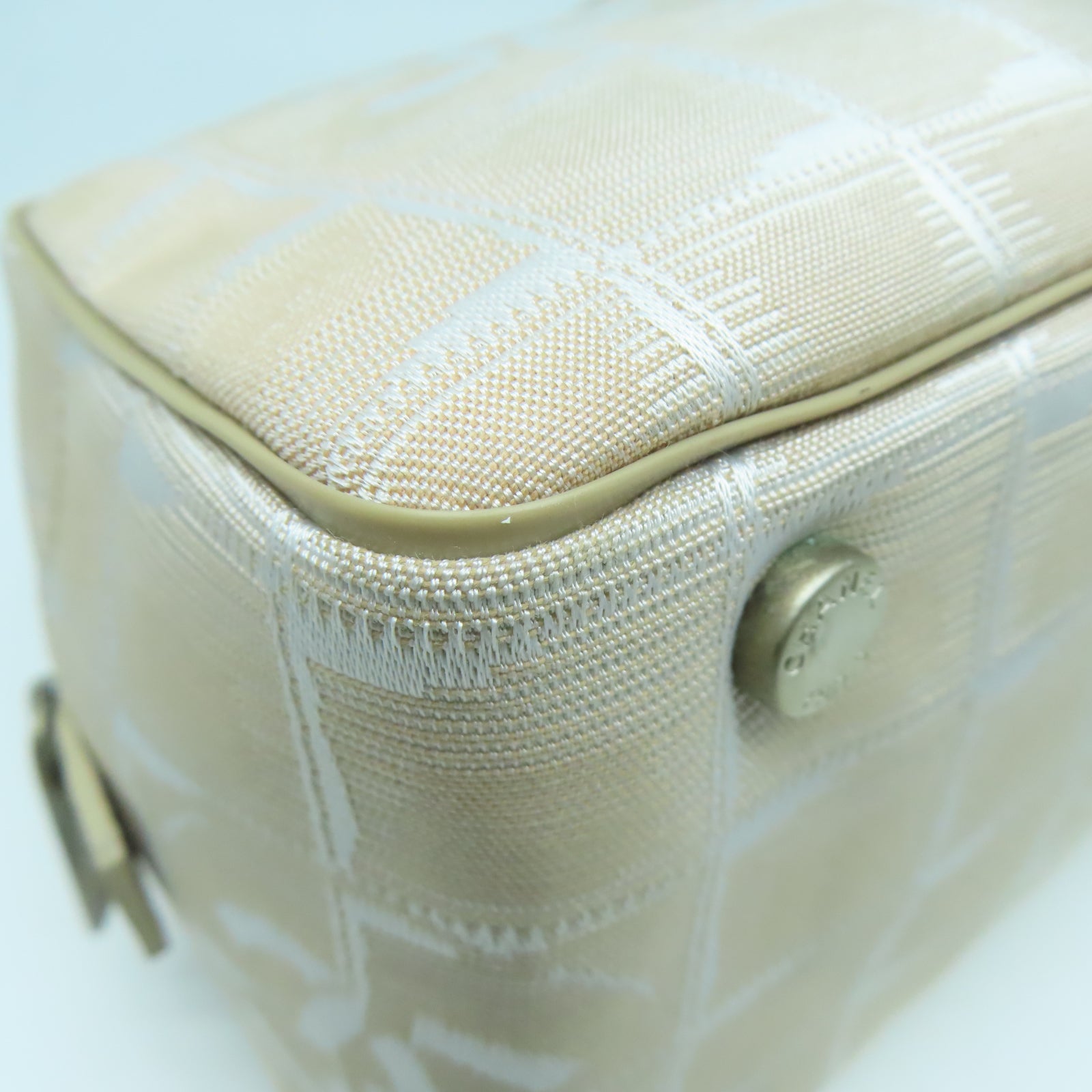 CHANEL 【激減優惠】尼龍New Travel Line銀扣手挽袋米色