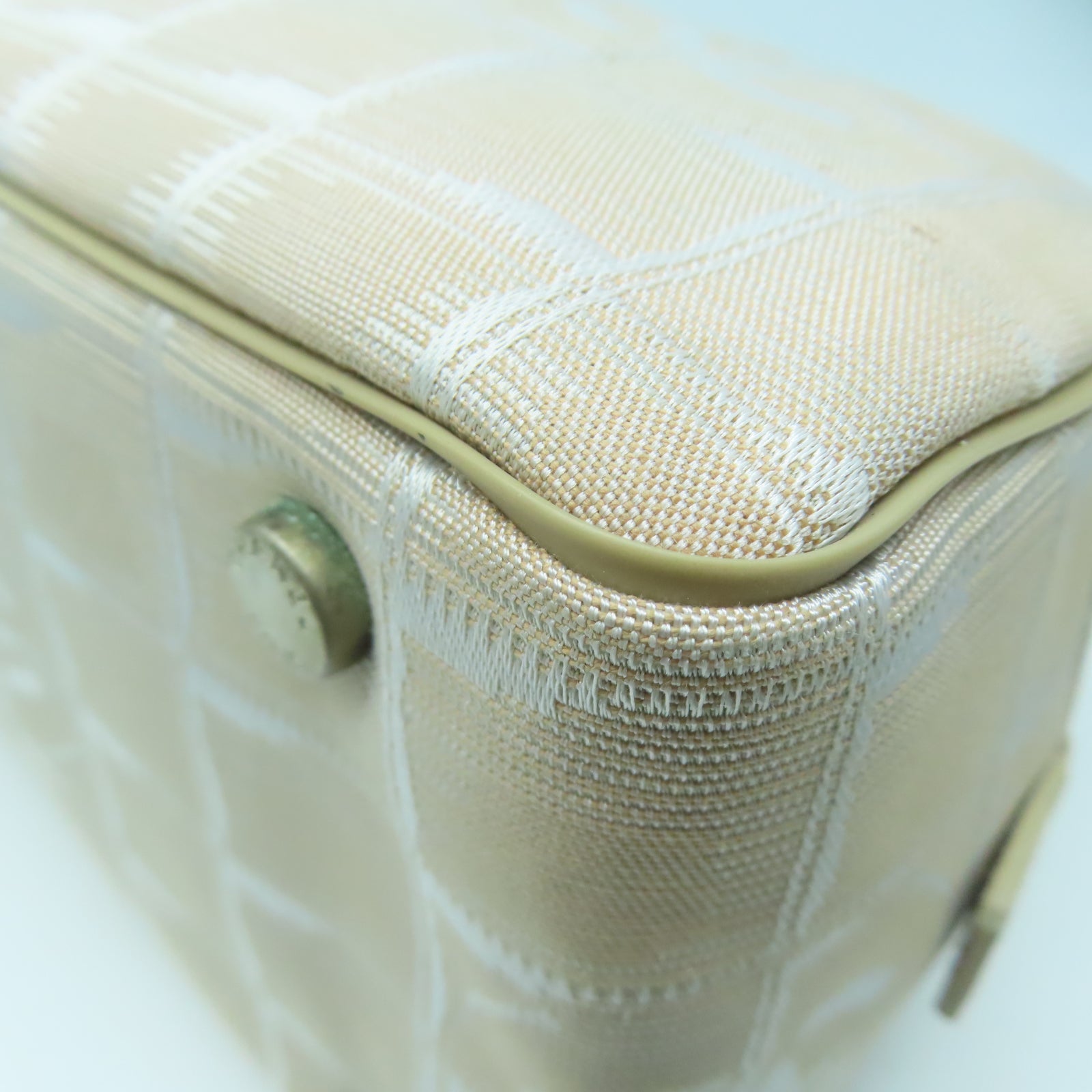 CHANEL 【激減優惠】尼龍New Travel Line銀扣手挽袋米色