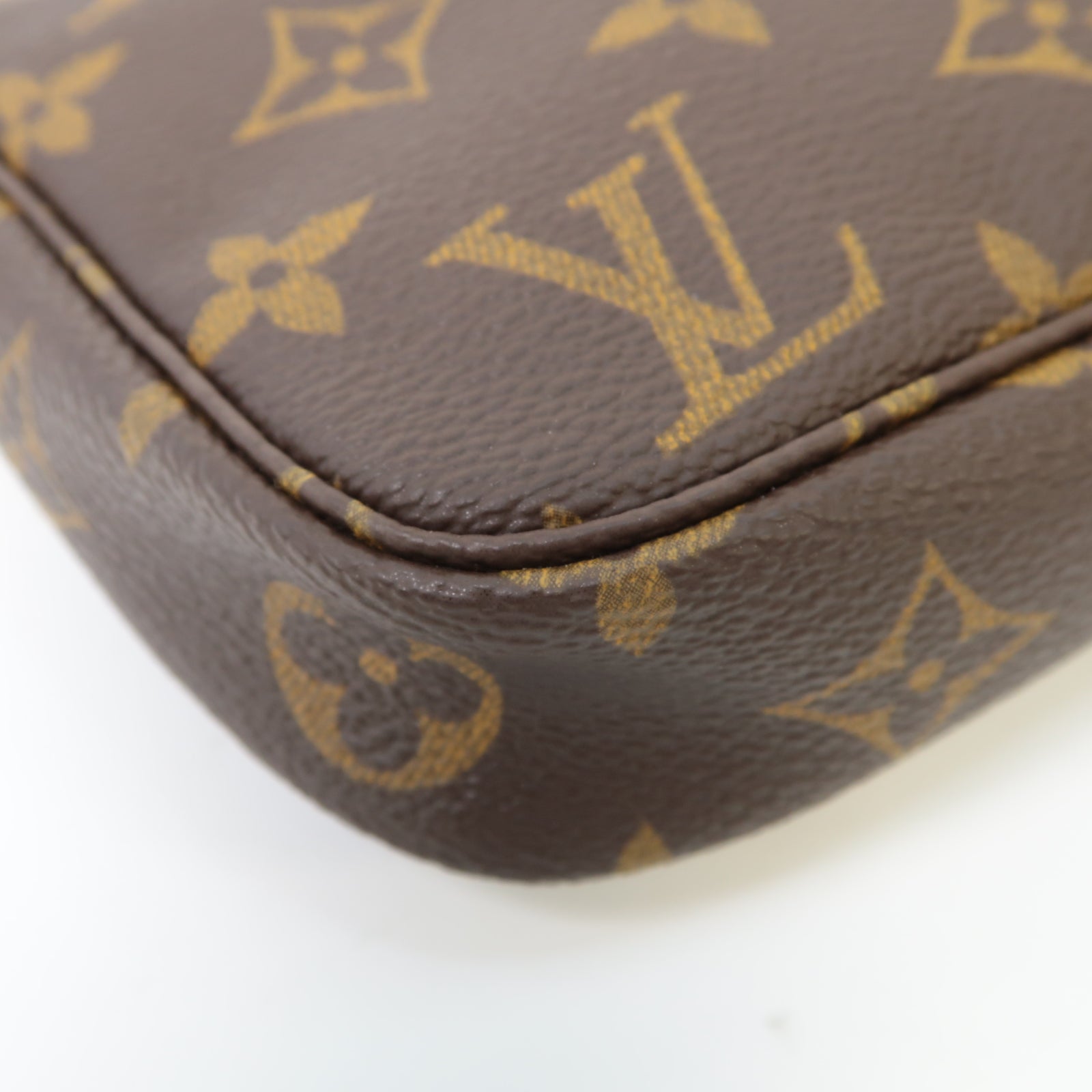 LOUIS VUITTON Monogram Pochette Accessories金扣手挽袋棕色
