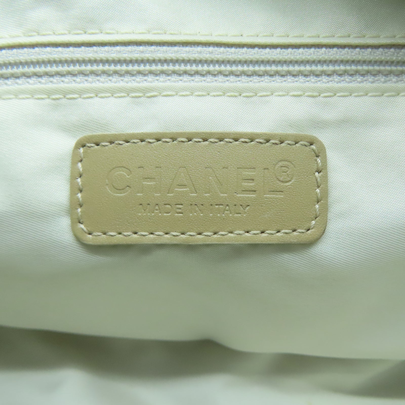 CHANEL 【激減優惠】尼龍New Travel Line銀扣手挽袋米色