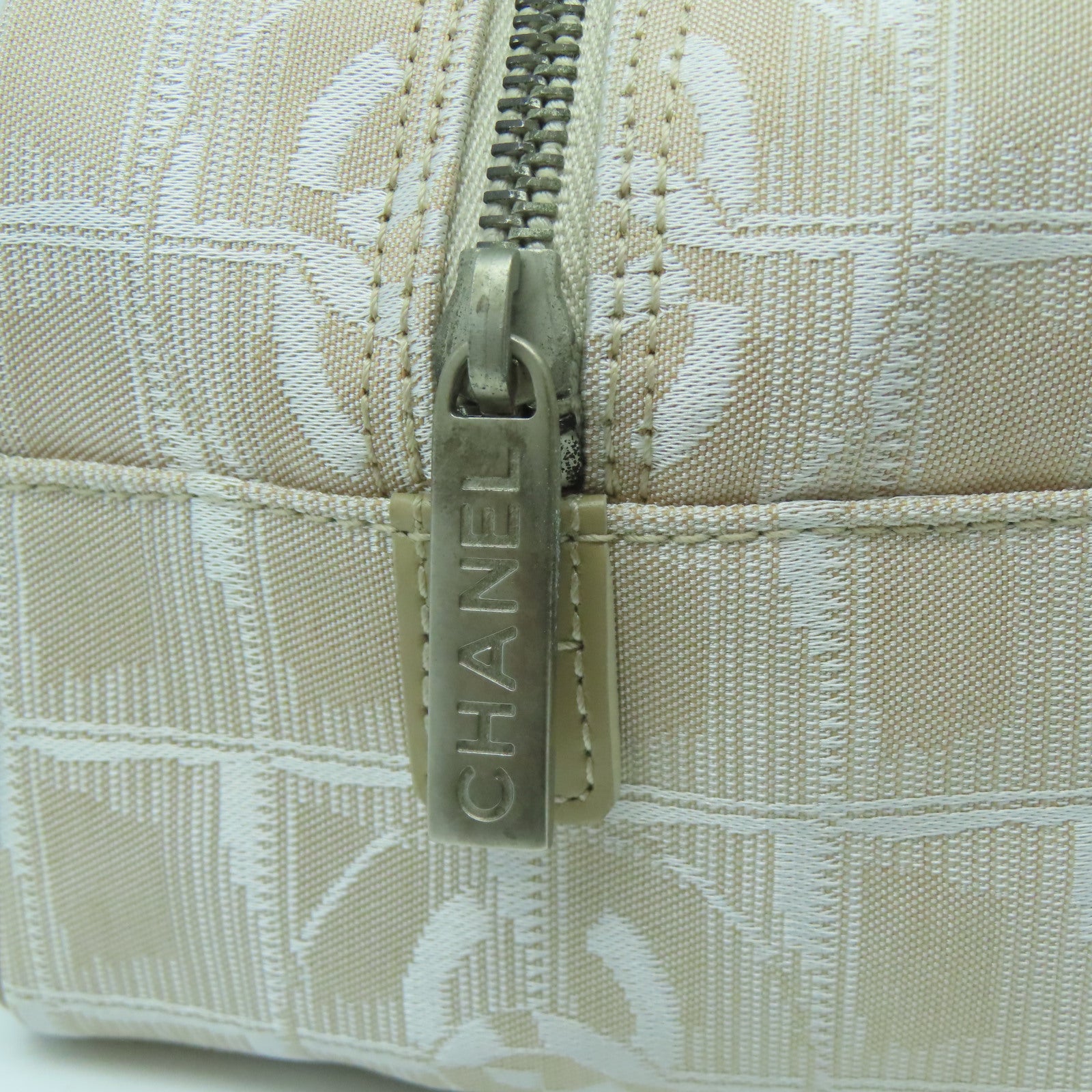 CHANEL 【激減優惠】尼龍New Travel Line銀扣手挽袋米色