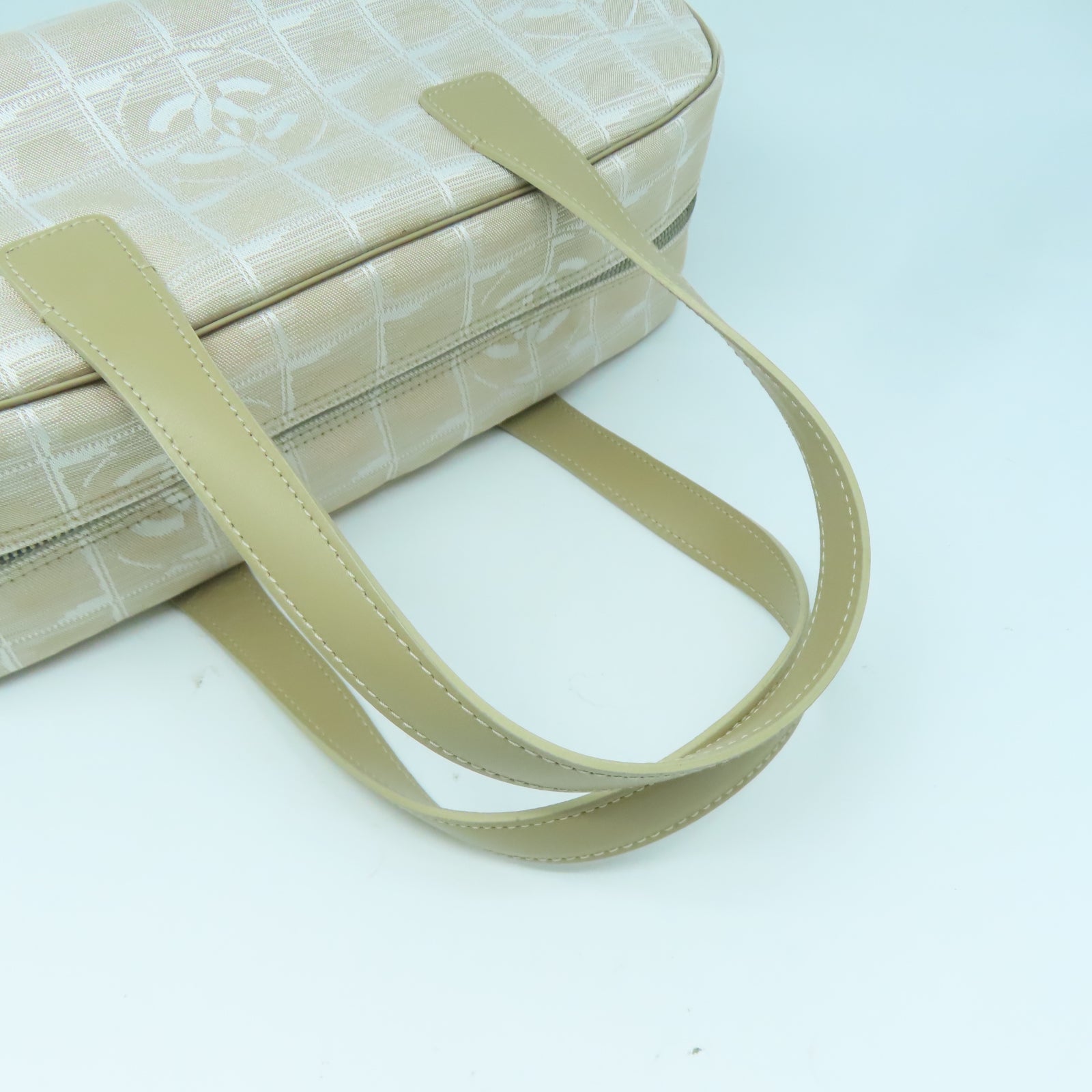 CHANEL 【激減優惠】尼龍New Travel Line銀扣手挽袋米色