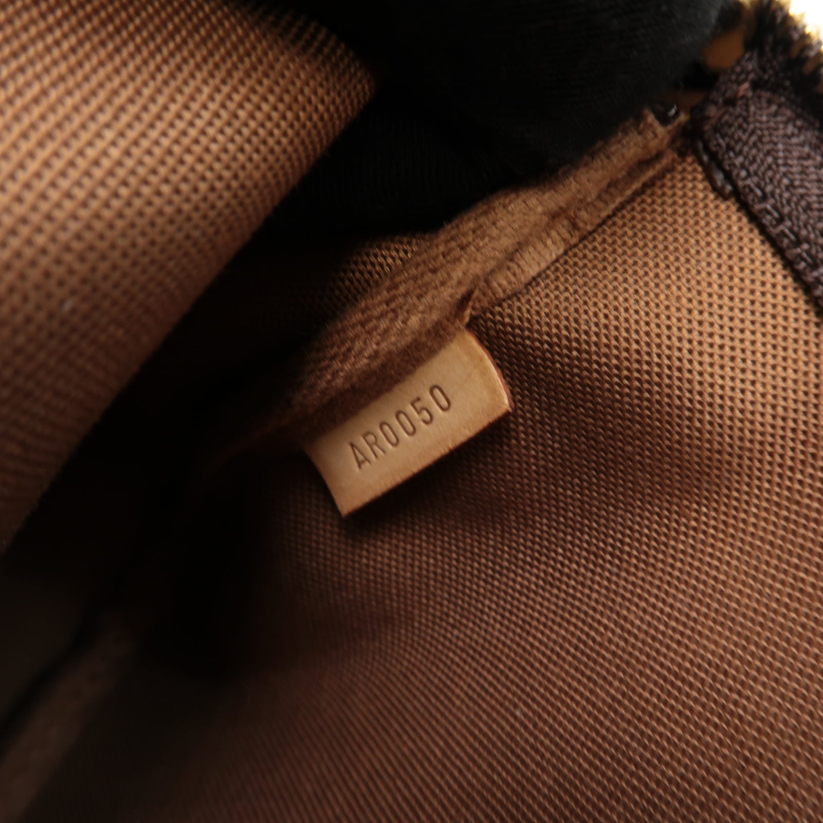 LOUIS VUITTON Monogram Pochette Accessories金扣手挽袋棕色