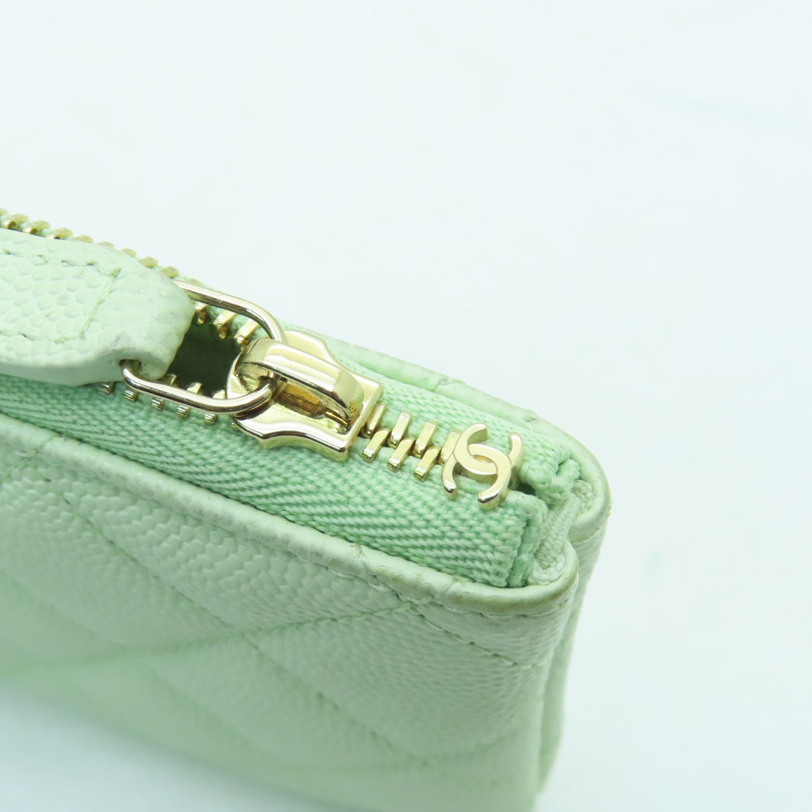 CHANEL 菱格Caviar皮革Mini Pouch金扣手拿包淺綠色