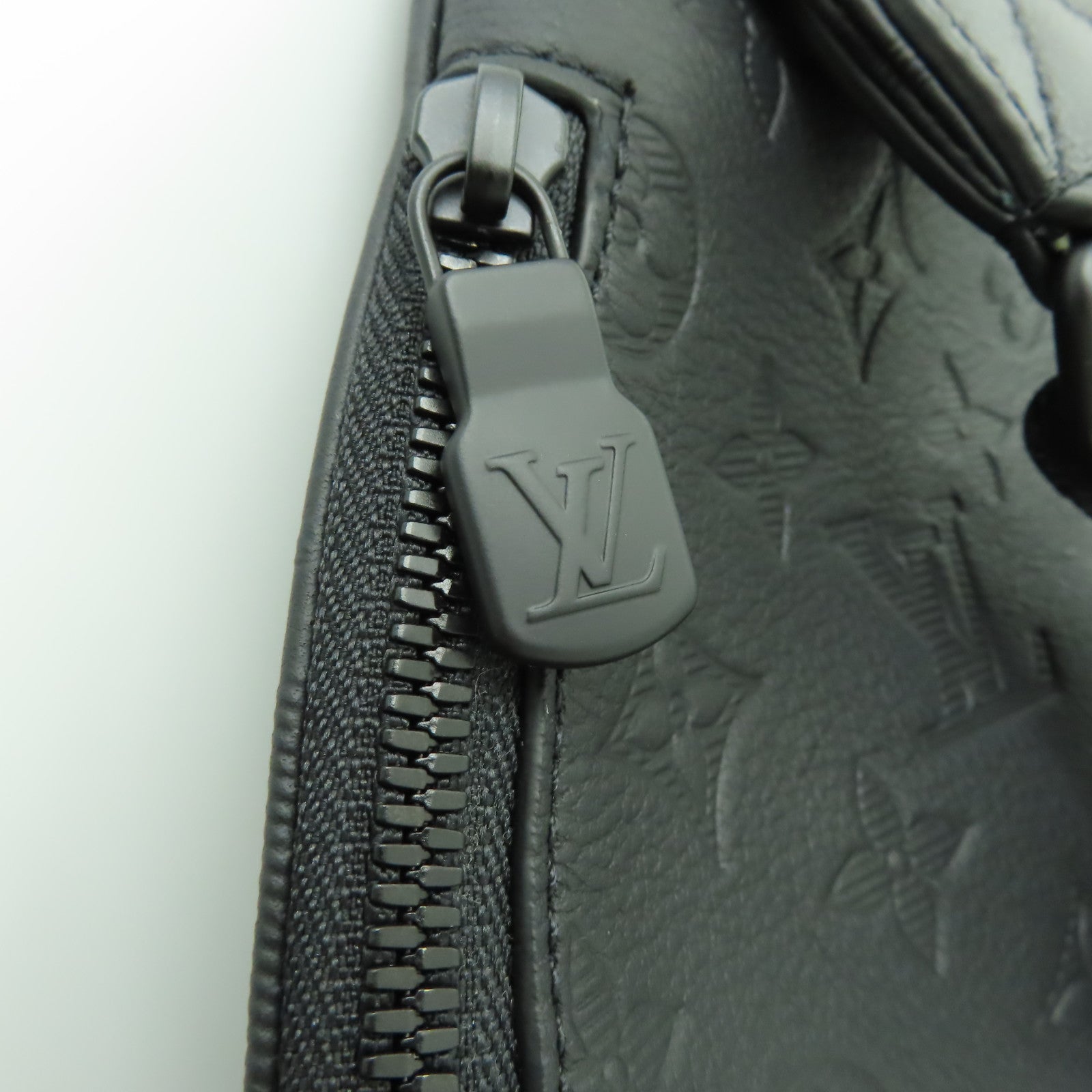 LOUIS VUITTON Monogram Shadow Duo Slingbag肩背袋黑色