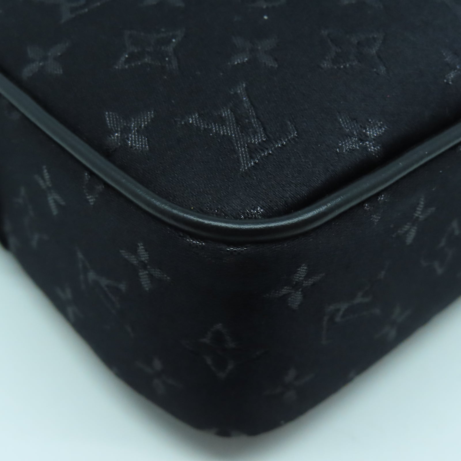 LOUIS VUITTON Monogram Mini Satin Comte De Fees Pouch銀扣肩背袋黑色