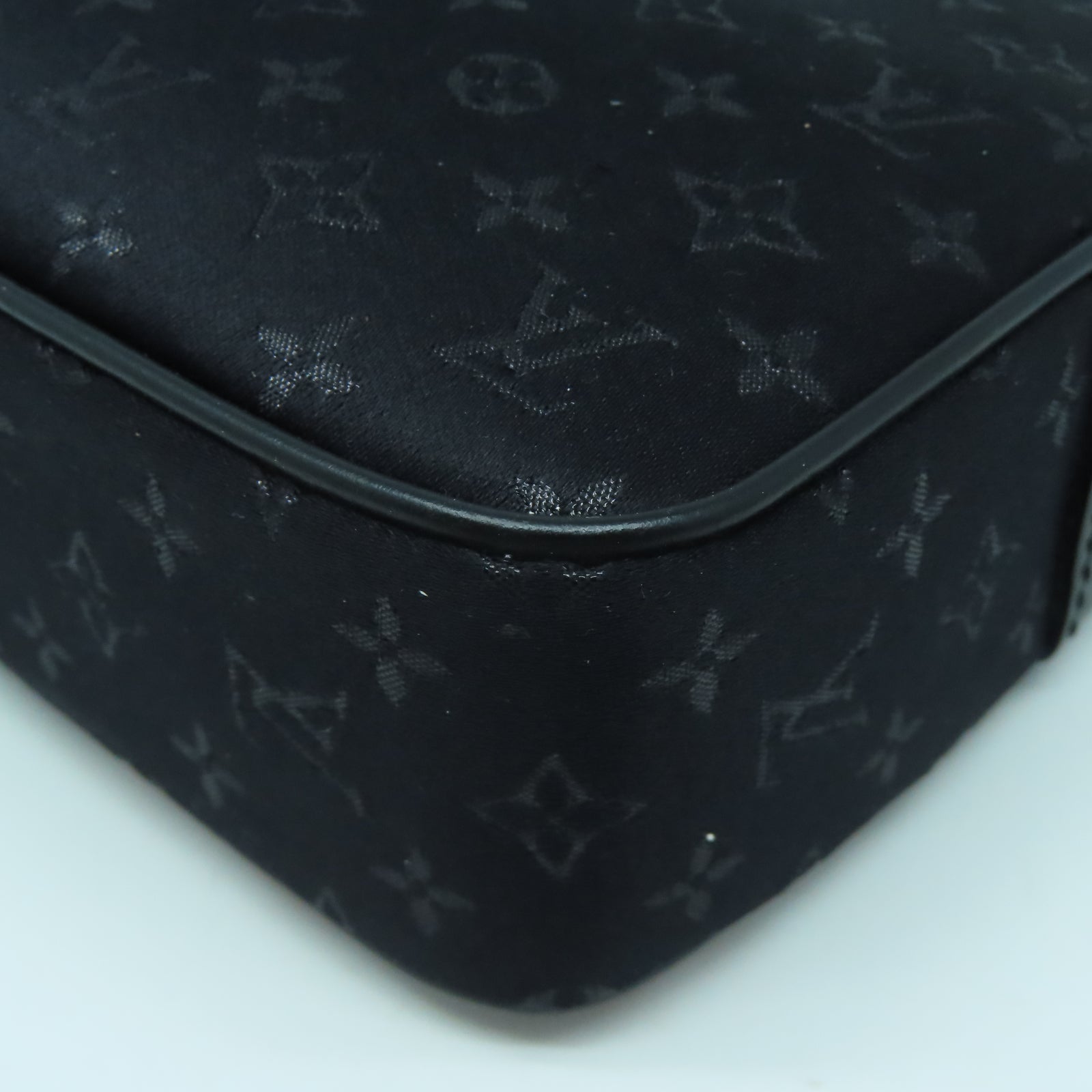 LOUIS VUITTON Monogram Mini Satin Comte De Fees Pouch銀扣肩背袋黑色