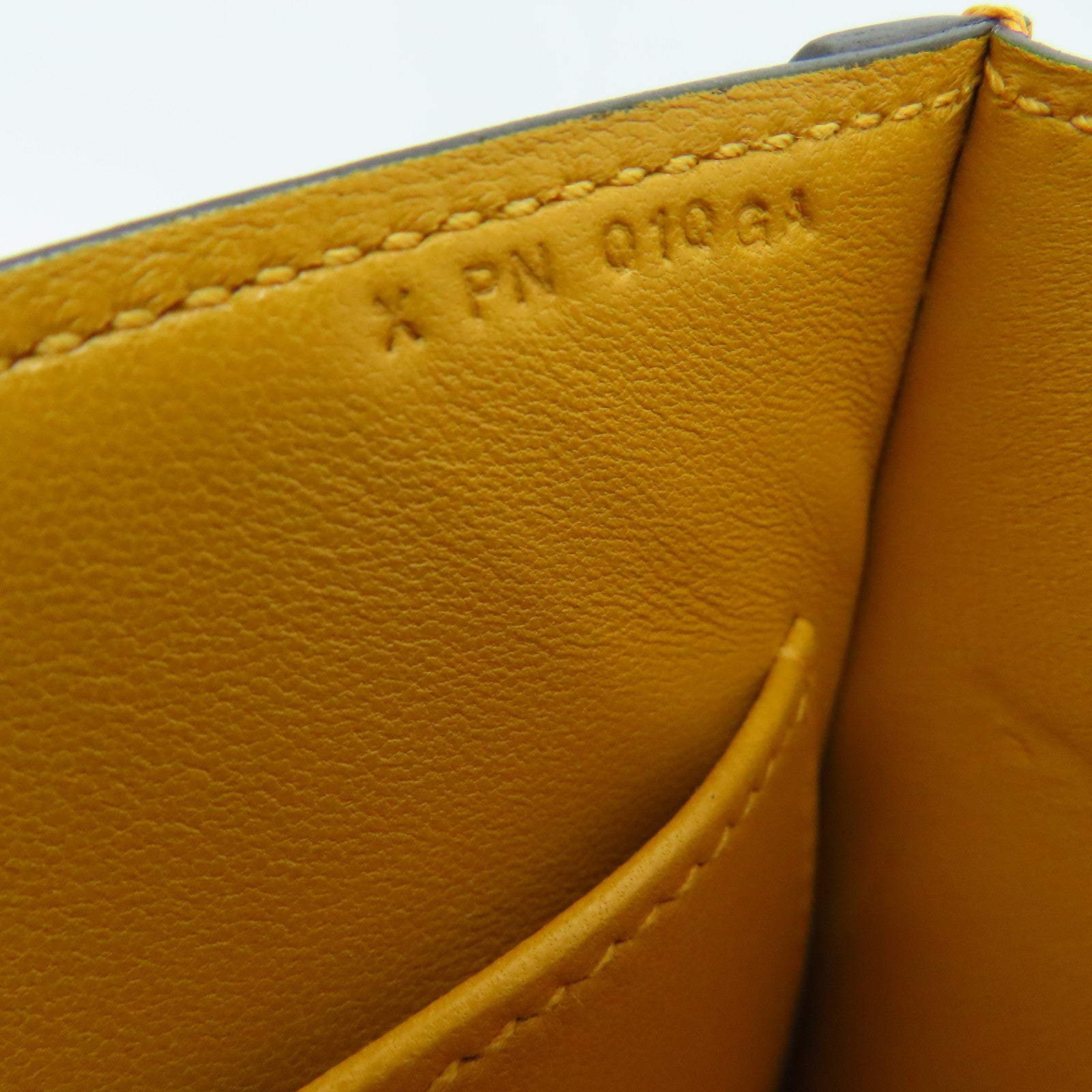 HERMES [Sharp Discount] Mysore Leather Verrou Clutch Silver Buckle Clutch Yellow/Moutarde