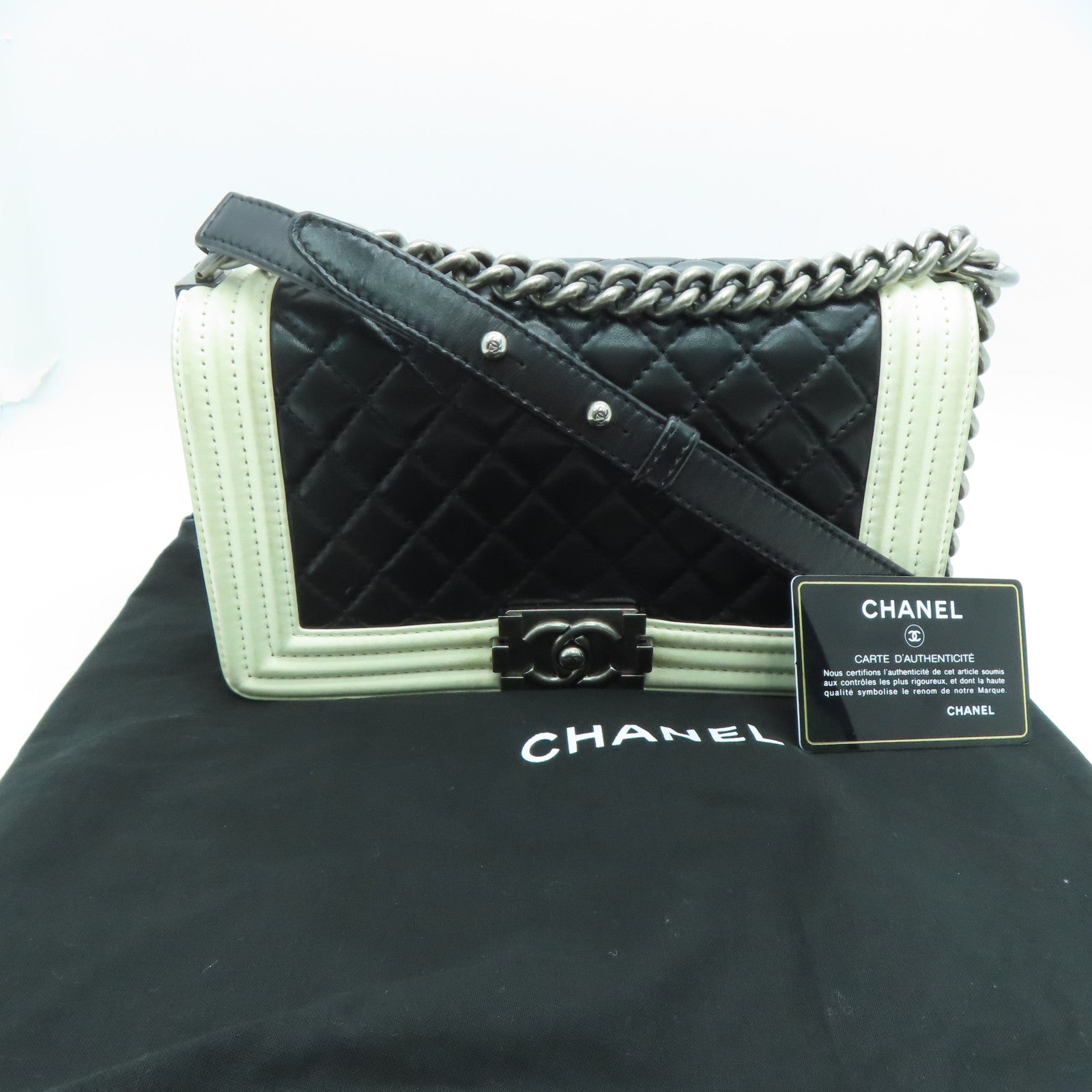 CHANEL 菱格牛皮皮革Boy 25cm银扣肩背袋黑色/白色