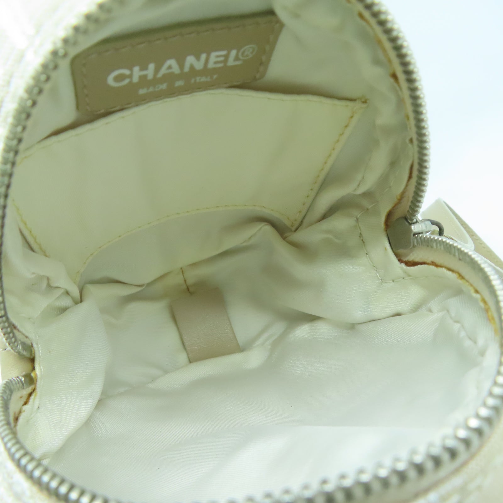 CHANEL 尼龍New Travel Line銀扣手拿包米色