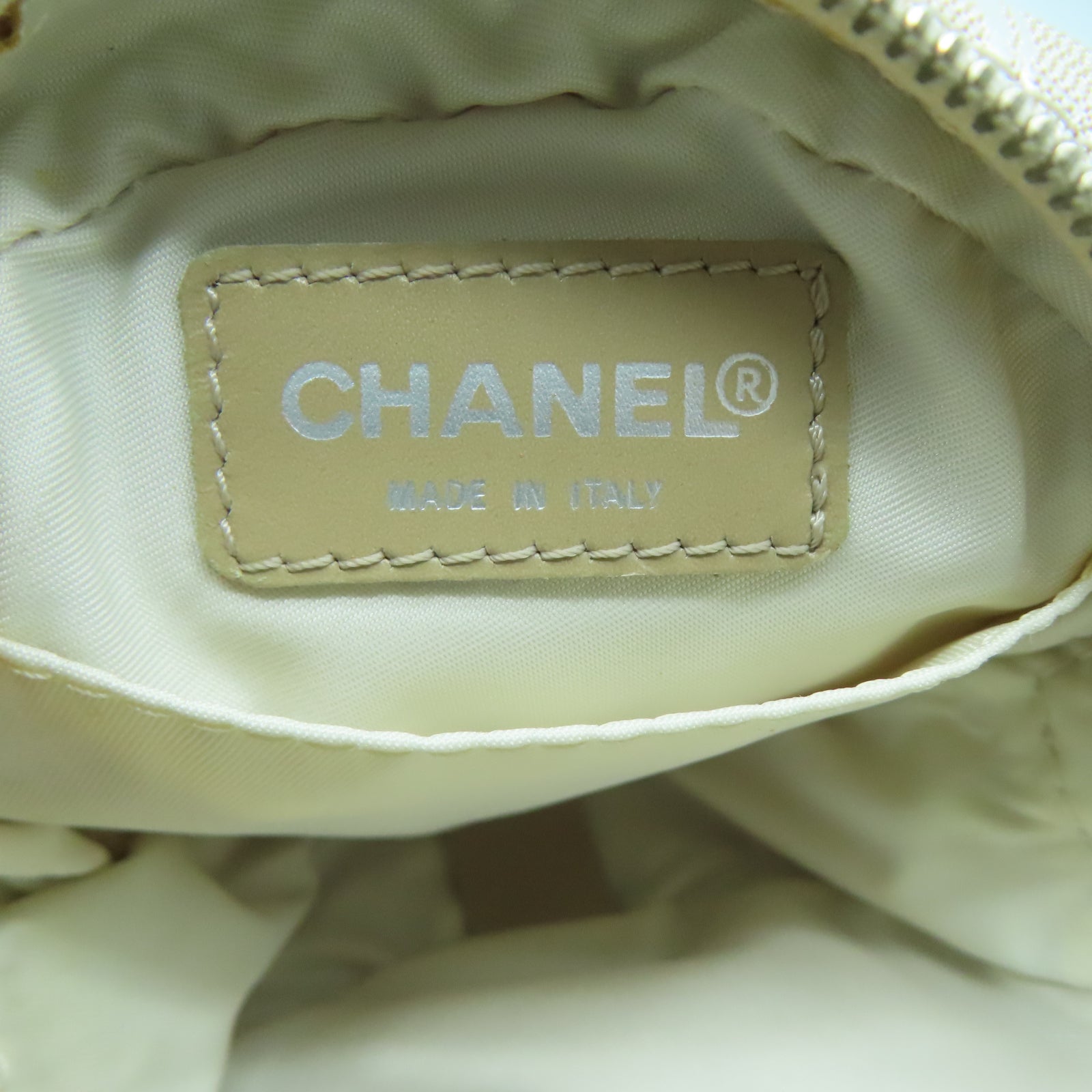 CHANEL 尼龍New Travel Line銀扣手拿包米色