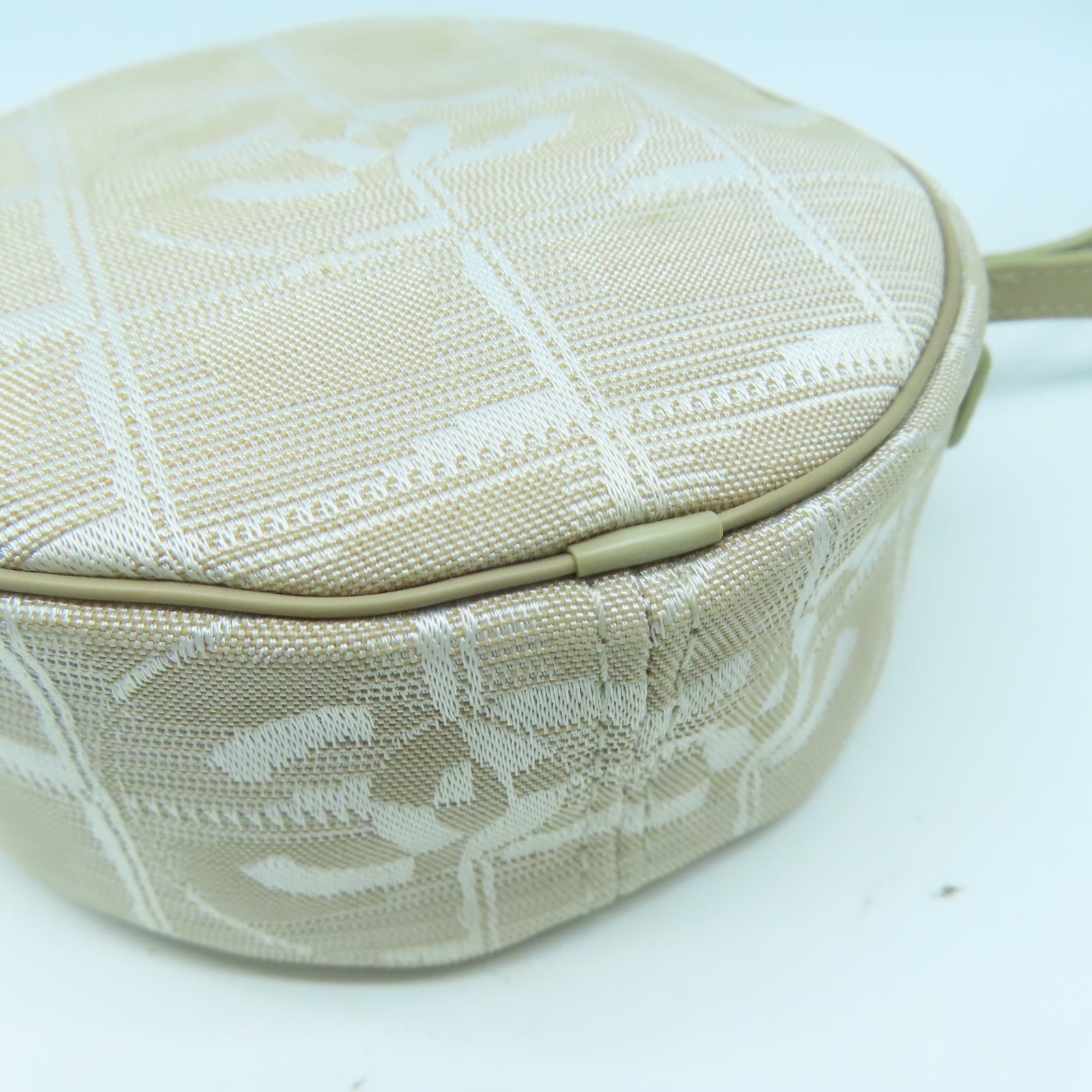 CHANEL 尼龍New Travel Line銀扣手拿包米色