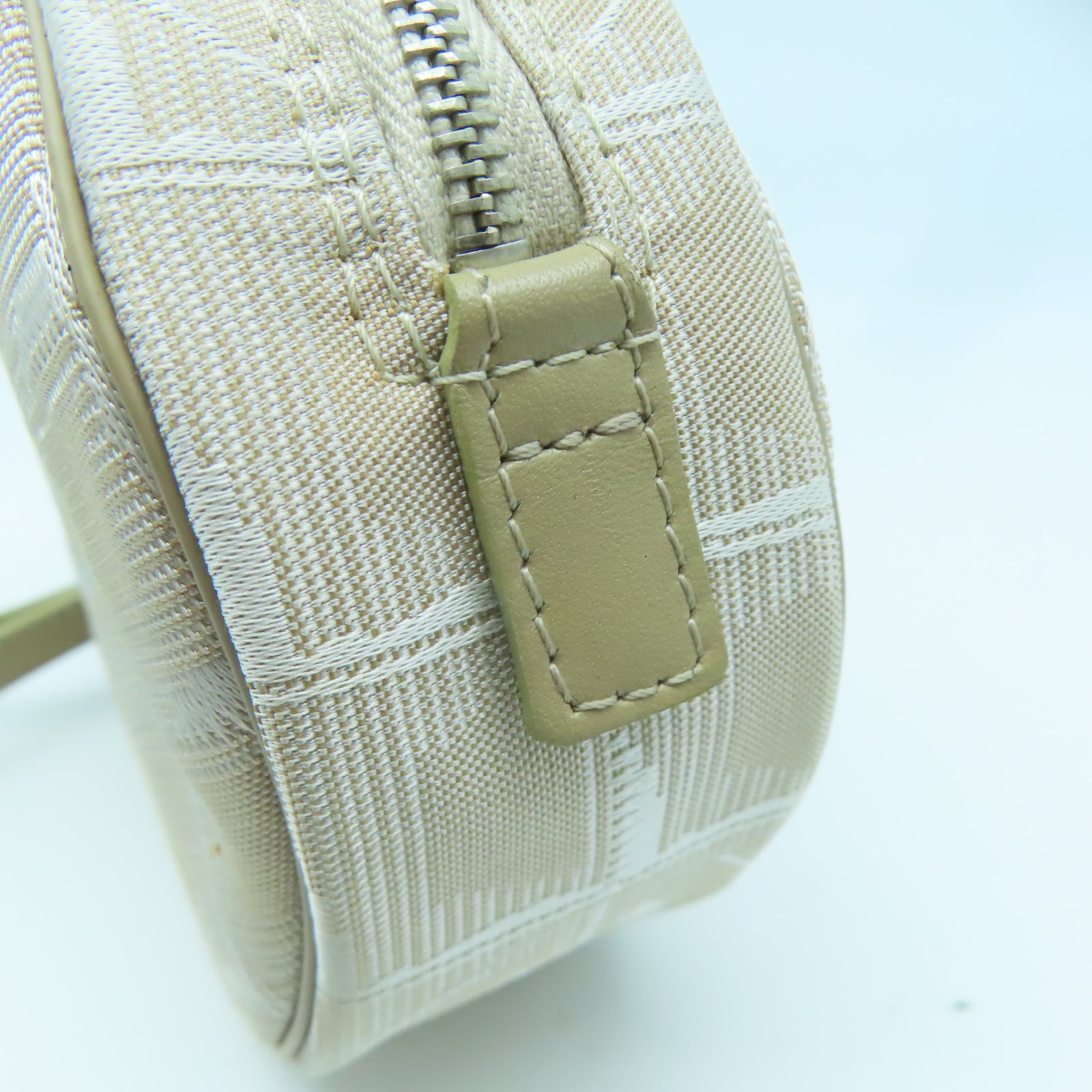 CHANEL 尼龍New Travel Line銀扣手拿包米色