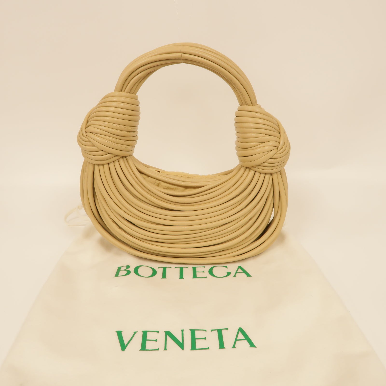BOTTEGA VENETA 牛皮皮革Small Jodie金扣手挽袋米色