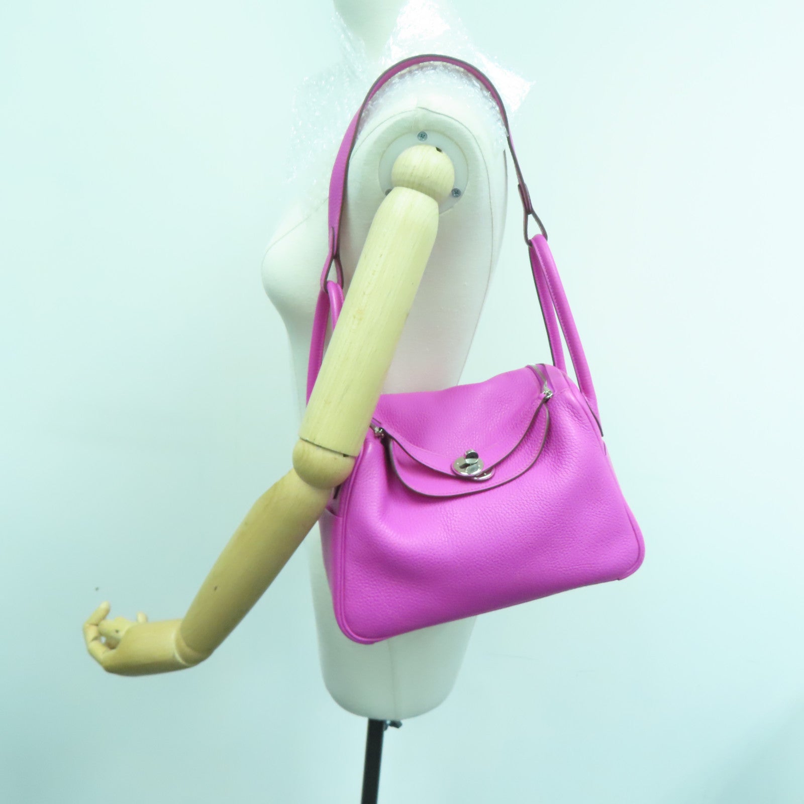 HERMES Clemence皮革Lindy 26银扣手挽肩背两用袋Magnolia