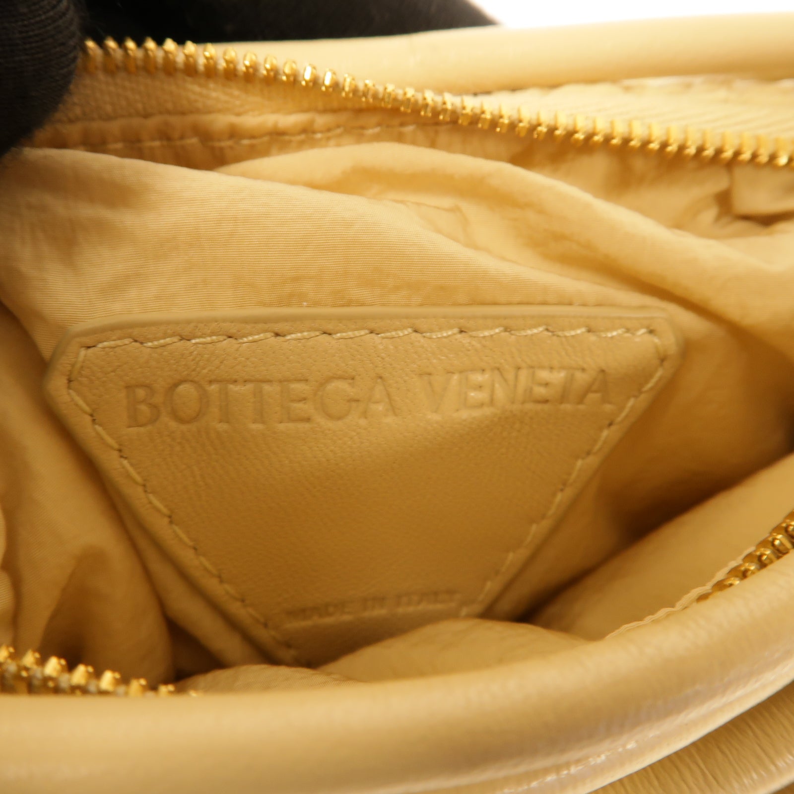 BOTTEGA VENETA 牛皮皮革Small Jodie金扣手挽袋米色
