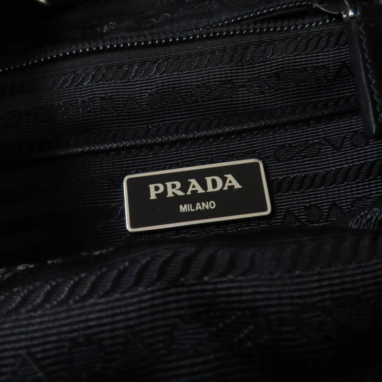 PRADA 尼龍Backpack銀扣背包銀色