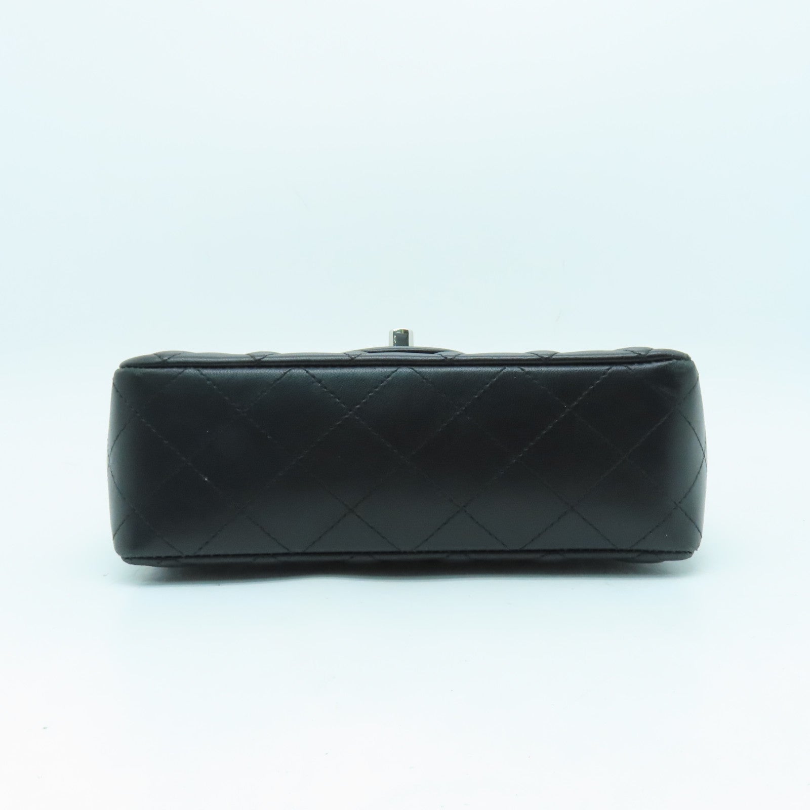 CHANEL 菱格羊皮皮革Classic 20cm銀扣鏈帶肩背袋黑色