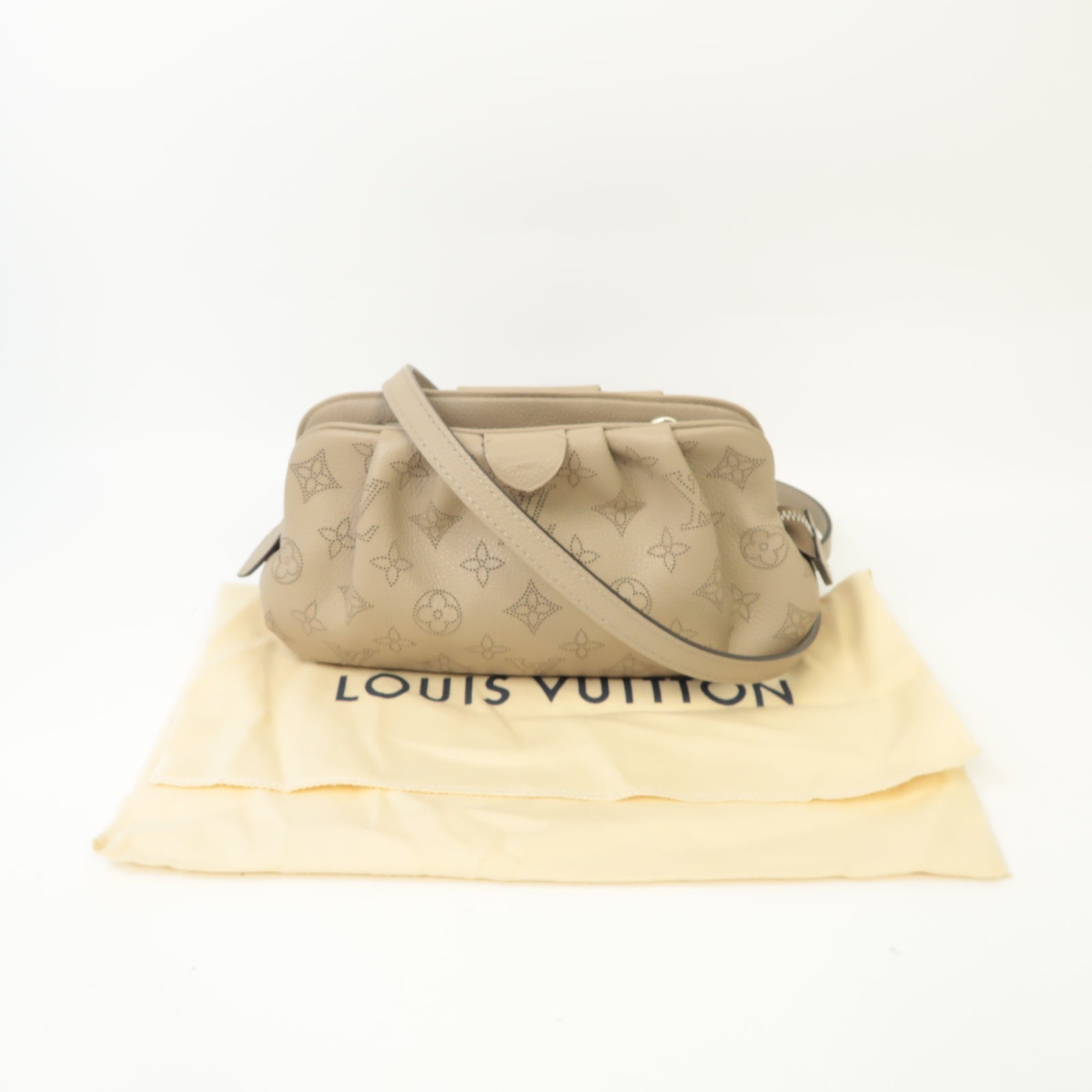 LOUIS VUITTON Mahina Scala Mini Pouch銀扣肩背袋米色