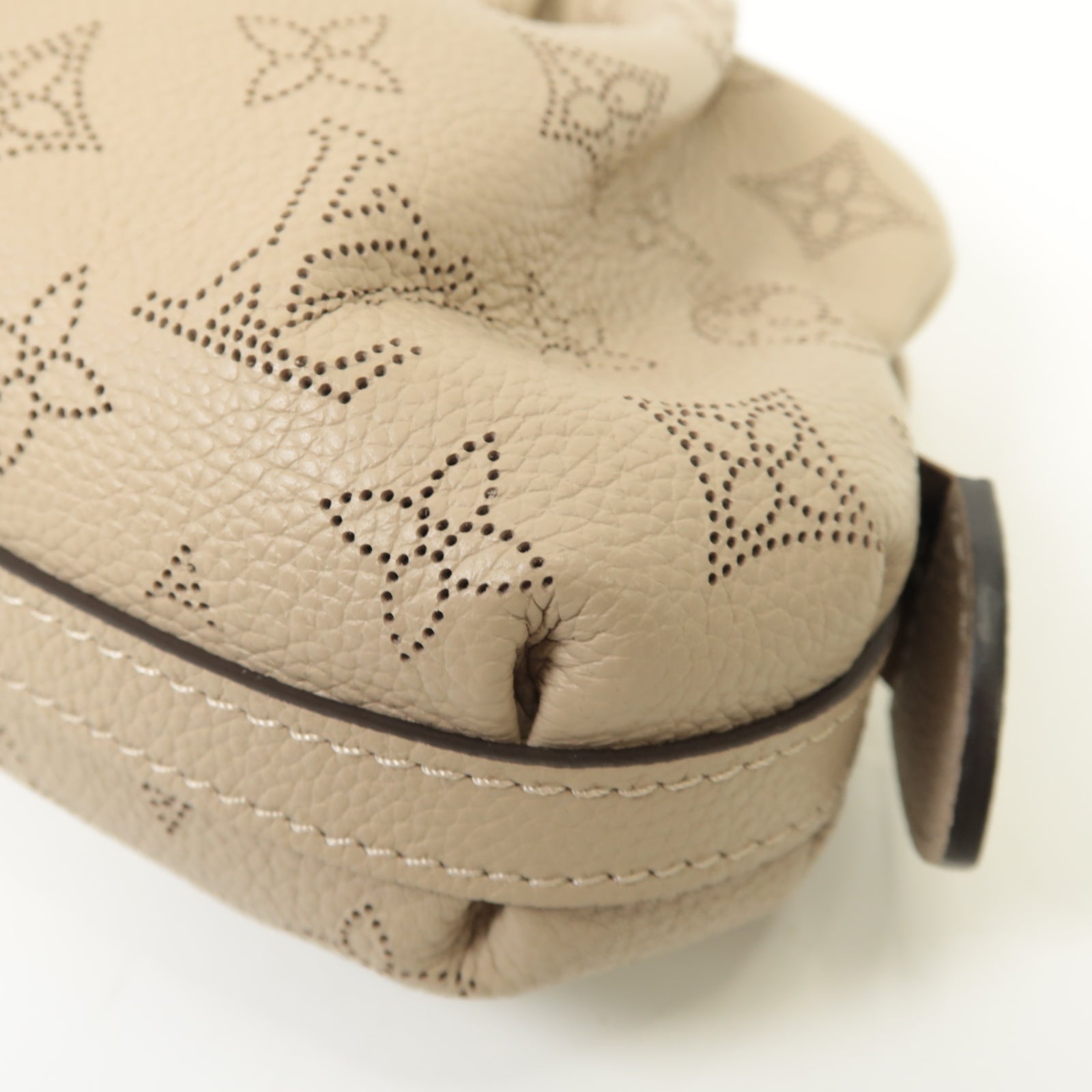 LOUIS VUITTON Mahina Scala Mini Pouch銀扣肩背袋米色