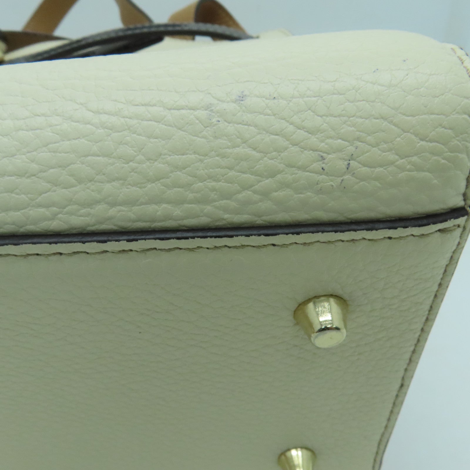 Furla 牛皮皮革Margherita金扣手挽袋白色/米色