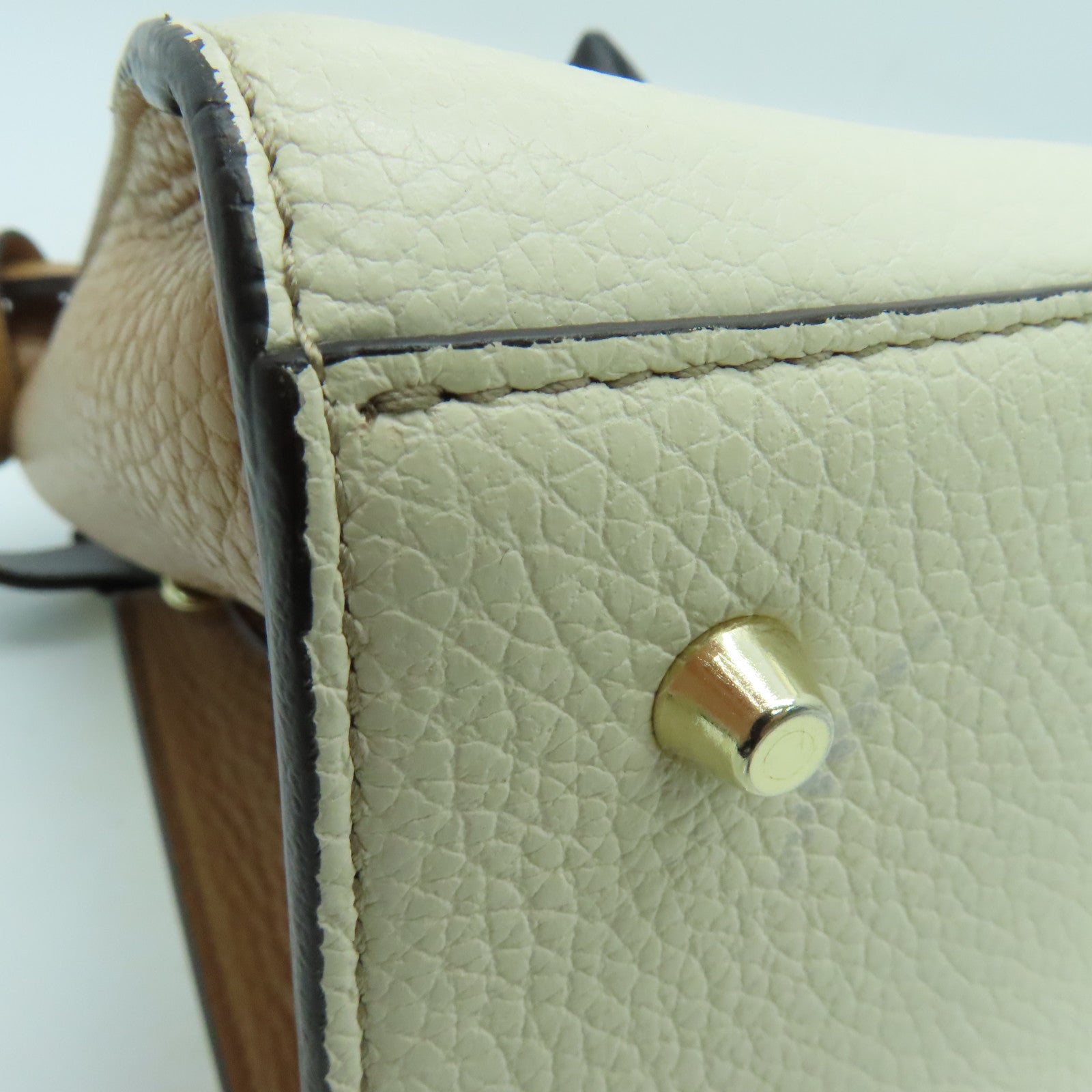 Furla 牛皮皮革Margherita金扣手挽袋白色/米色