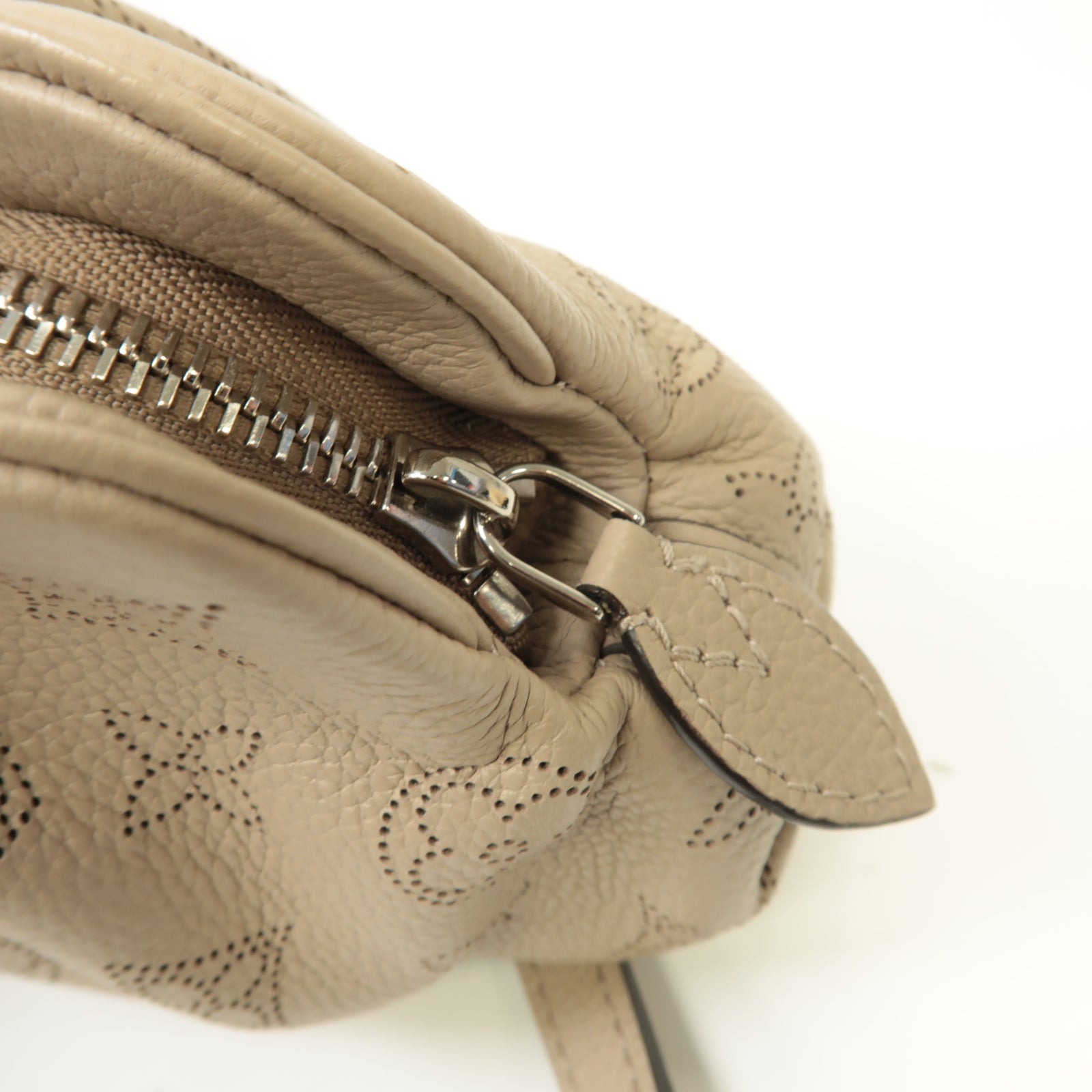 LOUIS VUITTON Mahina Scala Mini Pouch銀扣肩背袋米色