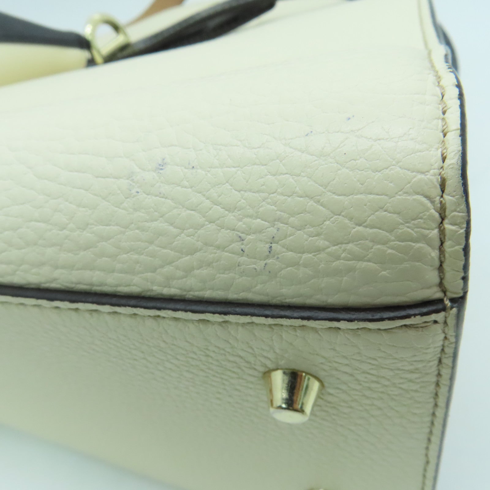 Furla 牛皮皮革Margherita金扣手挽袋白色/米色