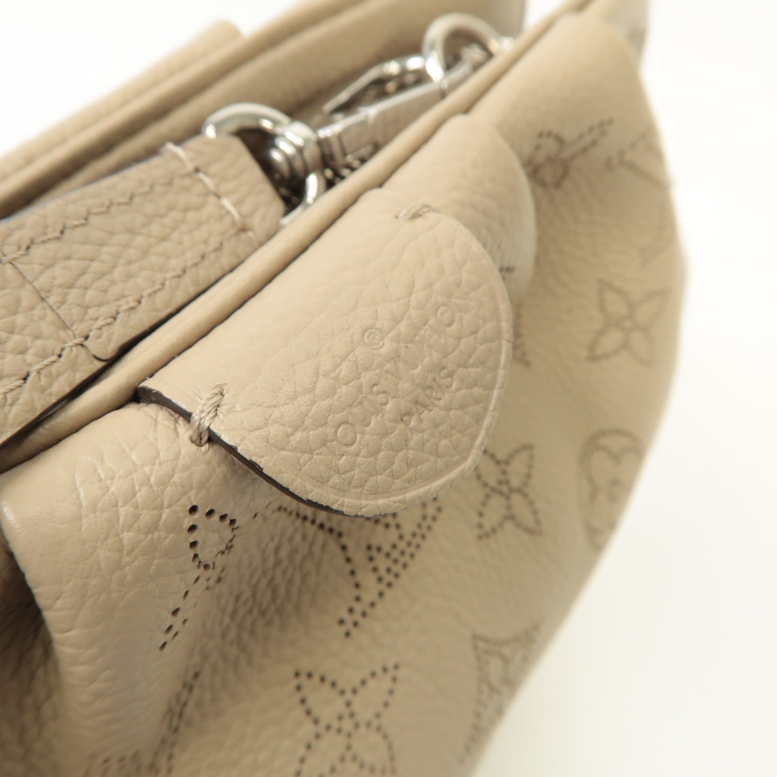 LOUIS VUITTON Mahina Scala Mini Pouch銀扣肩背袋米色