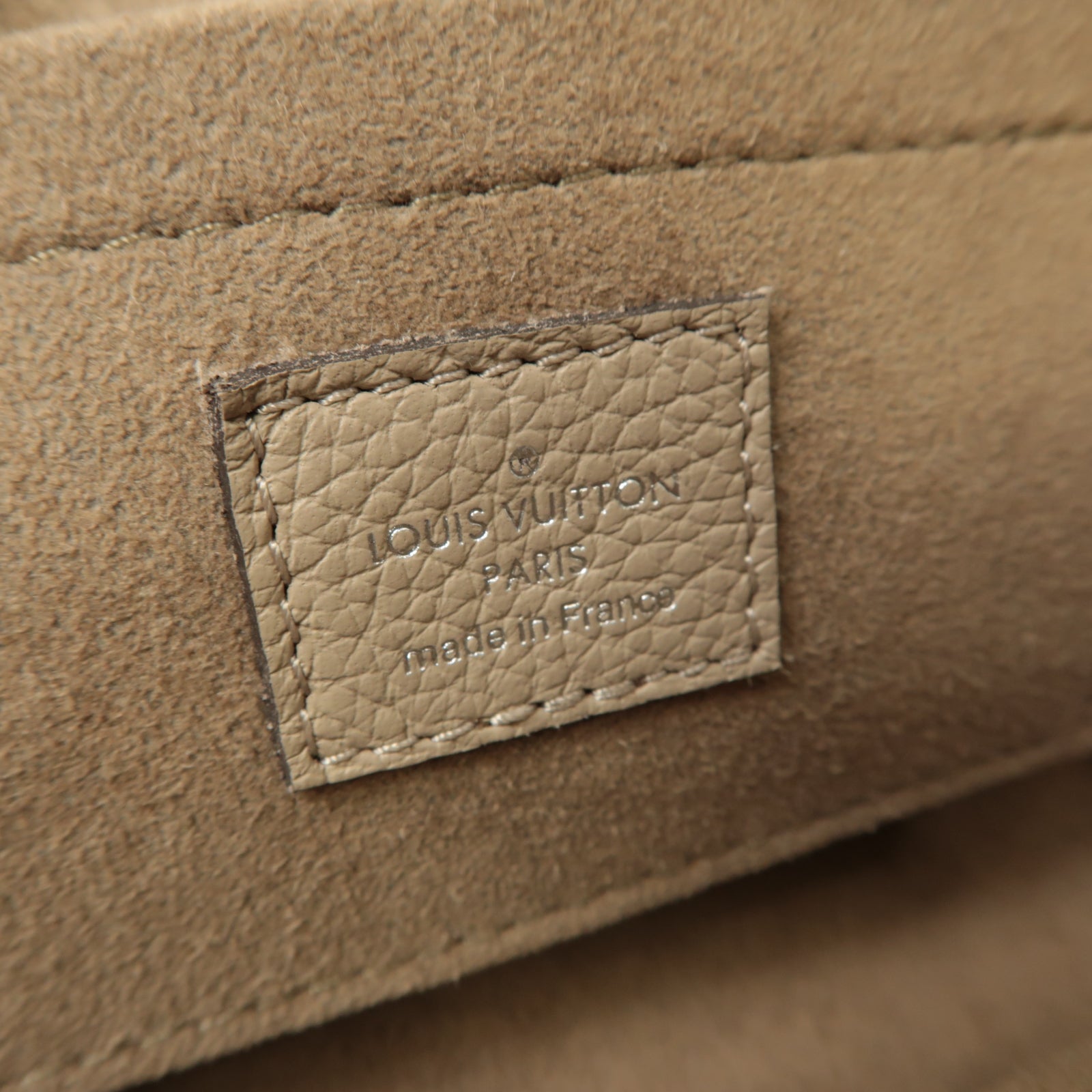 LOUIS VUITTON Mahina Scala Mini Pouch銀扣肩背袋米色