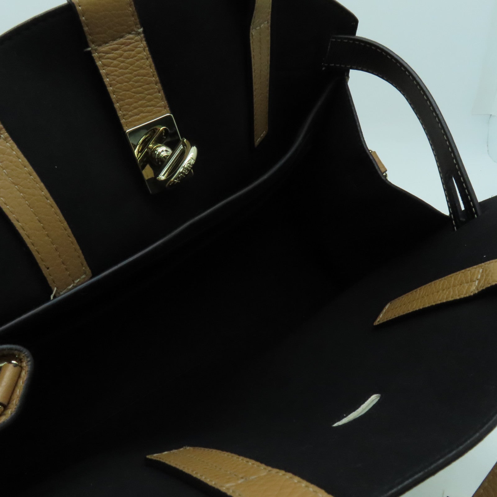 Furla 牛皮皮革Margherita金扣手挽袋白色/米色