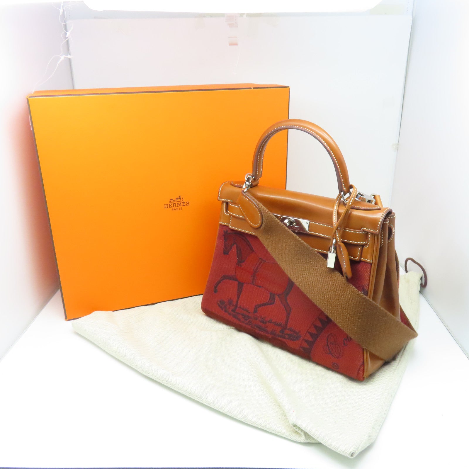 HERMES Canvas Retourne帆布/牛皮皮革Kelly 28 Limited Edition Of Horse銀扣手挽肩背兩用袋紅色/棕色