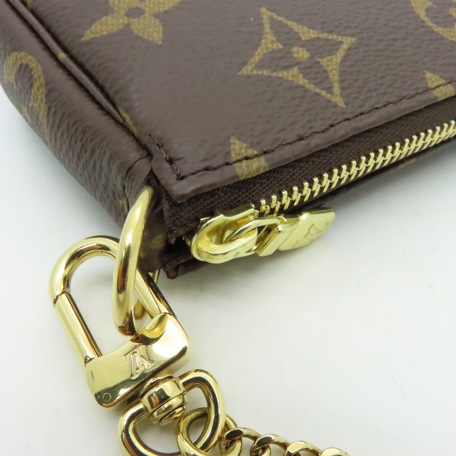 LOUIS VUITTON Monogram Mini Pochette Accessoires金扣手挽袋啡色