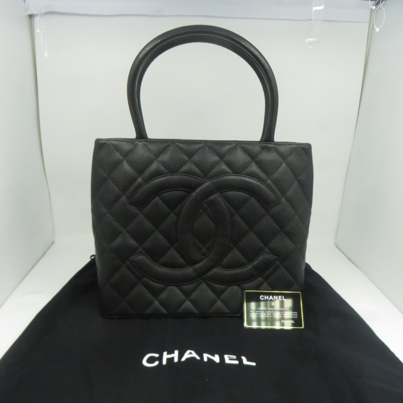 CHANEL 菱格Caviar皮革Vintage Bag金扣肩背袋黑色