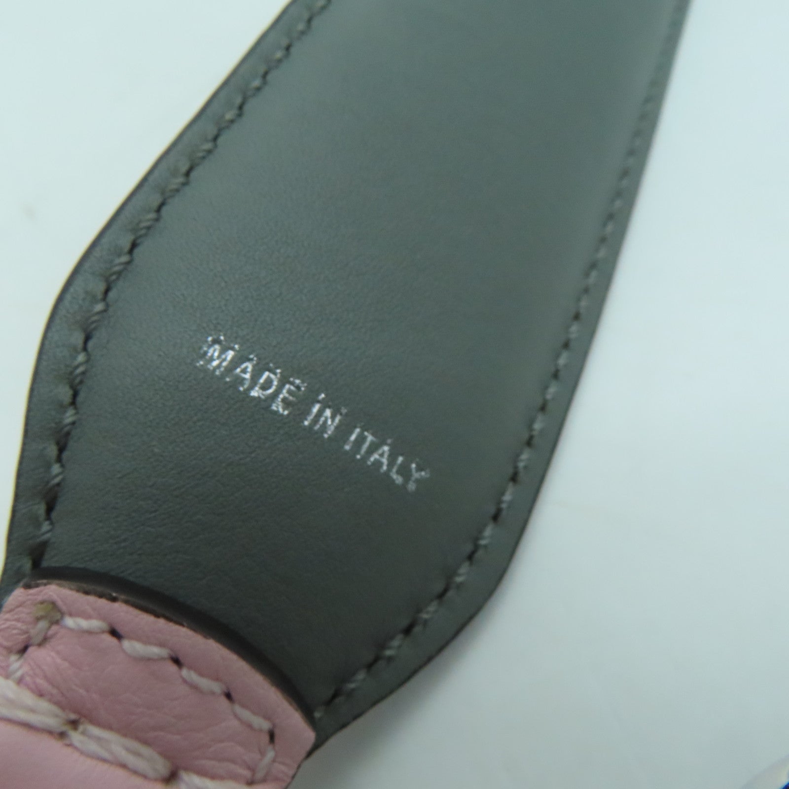 FENDI 牛皮皮革Shoulder Strap银扣肩背带粉红色