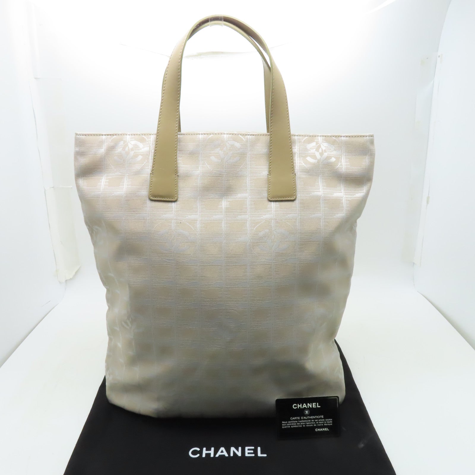 CHANEL 尼龍/皮革New Travel Line Tote Bag銀扣手挽袋米色