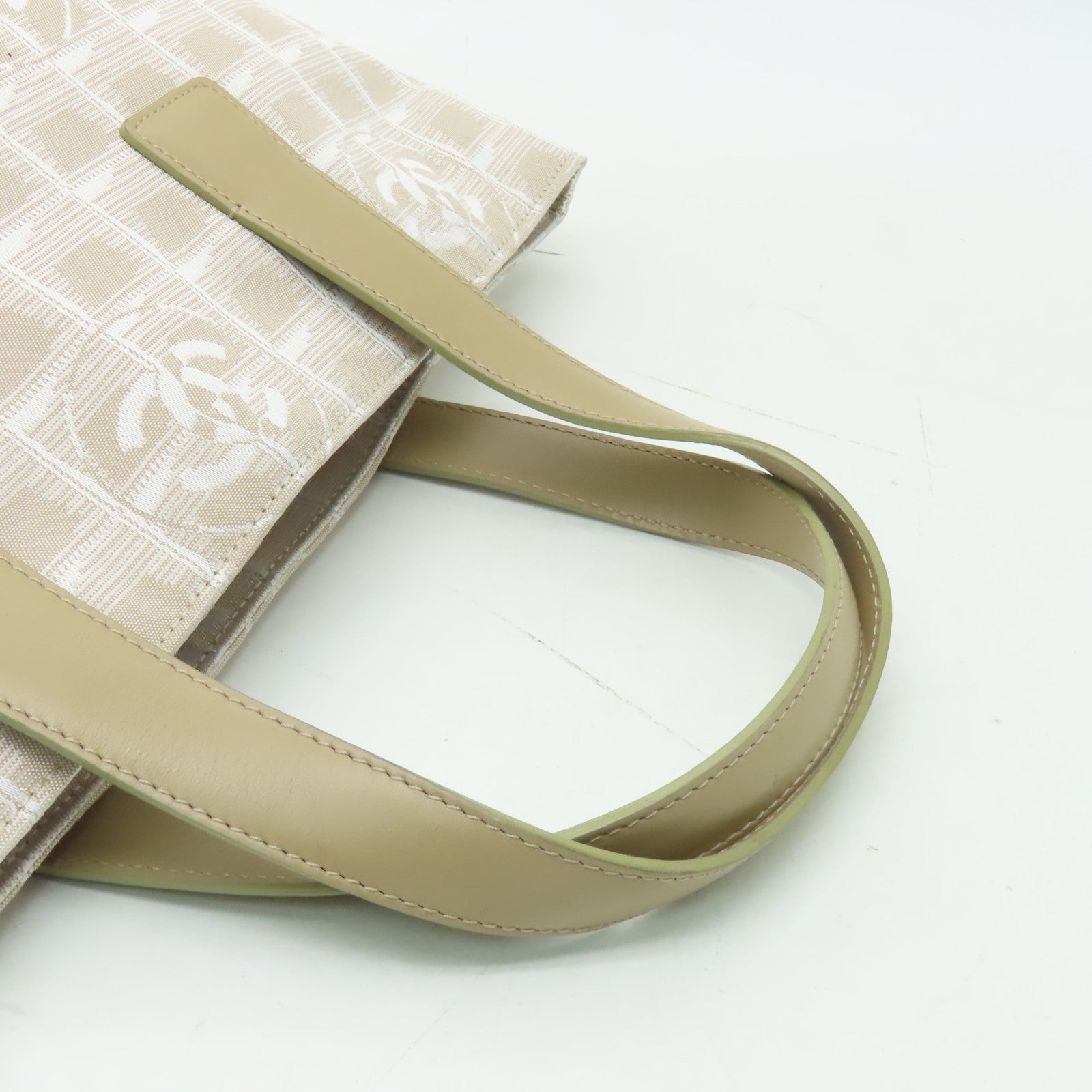 CHANEL 尼龍/皮革New Travel Line Tote Bag銀扣手挽袋米色