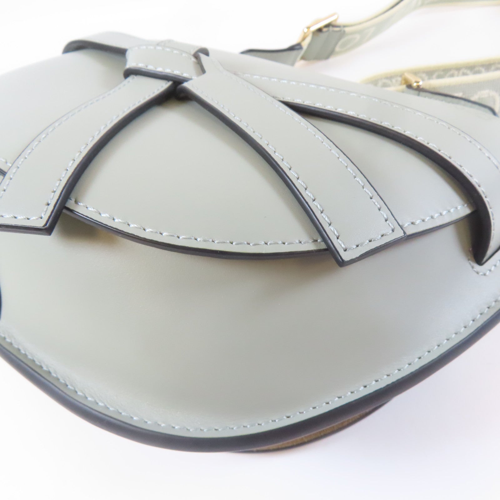 LOEWE 牛皮皮革Small Gate Bag金扣肩背袋灰色