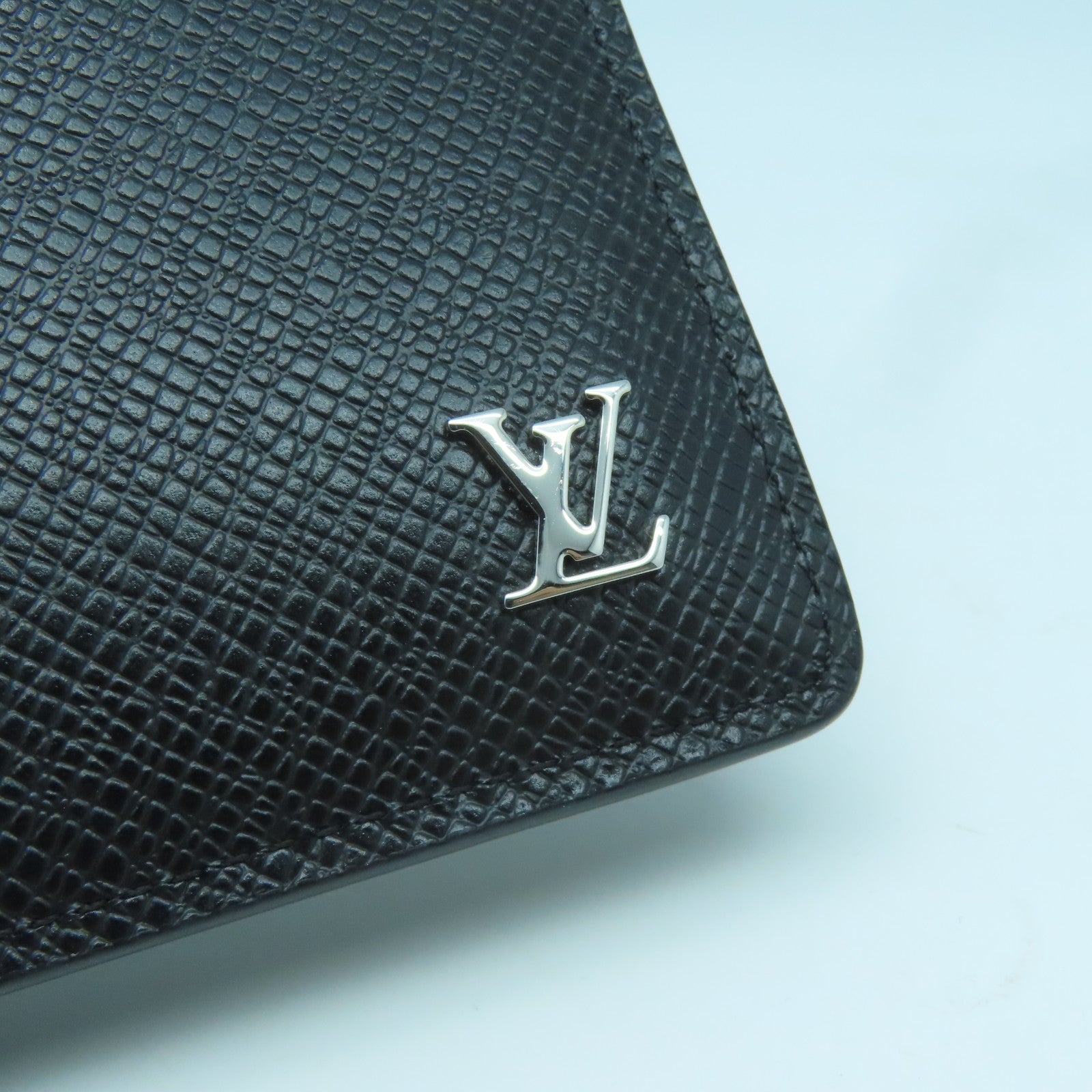 LOUIS VUITTON Taiga Multiple Wallet銀扣錢包黑色